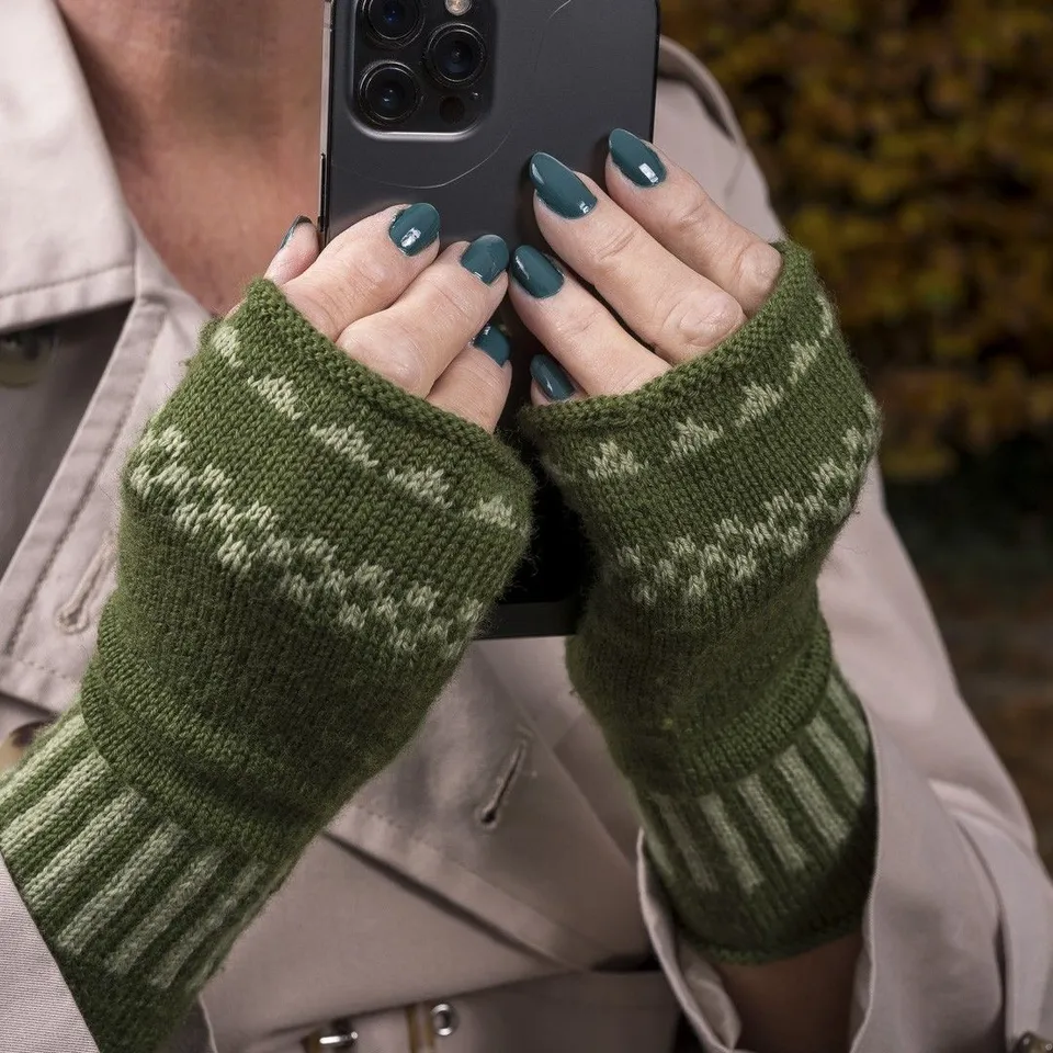 hobbii-just-a-half-strickanleitung-fingerlose-handschuhe image 1