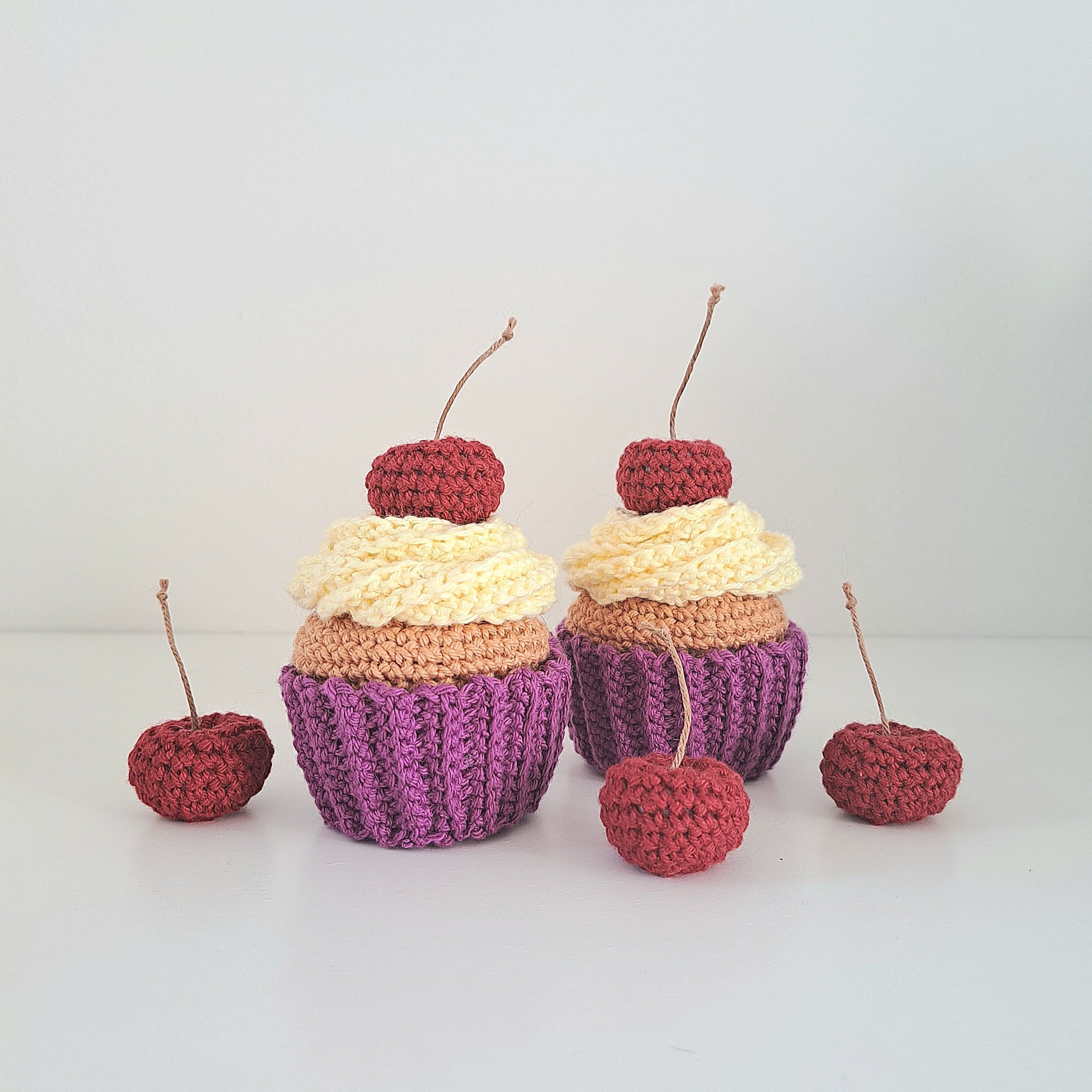 hobbii-cupcakes-mit-kirschen-h-kelanleitung-spielk-che-7-cm image 1