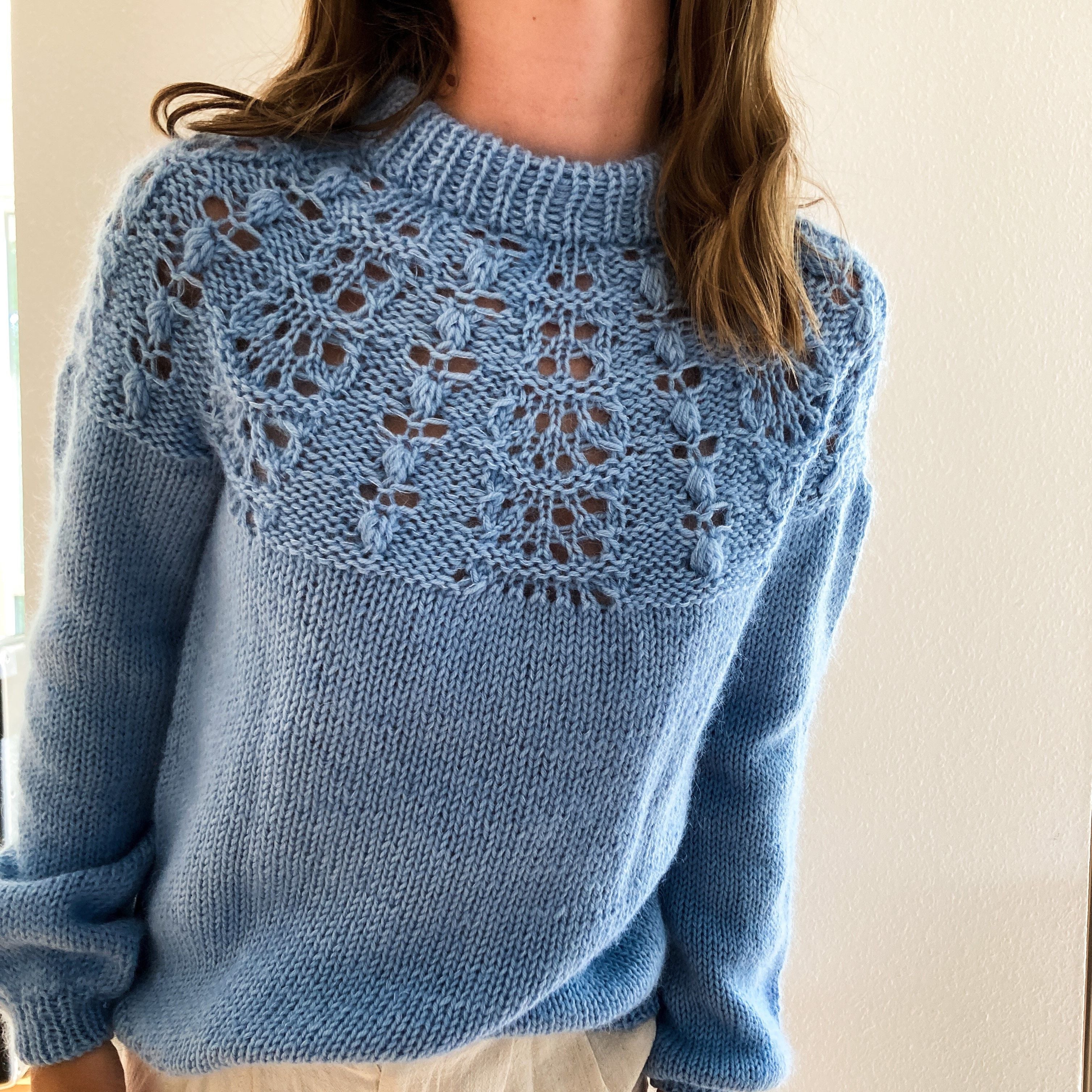 hobbii-spring-waves-pullover-strickanleitung-pdf-rundpasse image 1