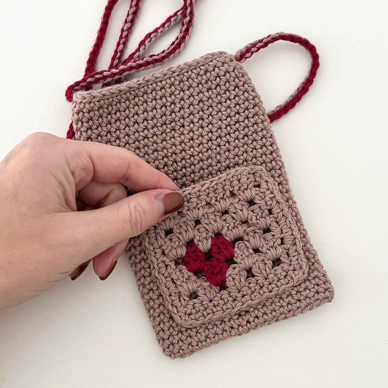 hobbii-amore-handytasche-h-kelanleitung-granny-herz-one-size image 2