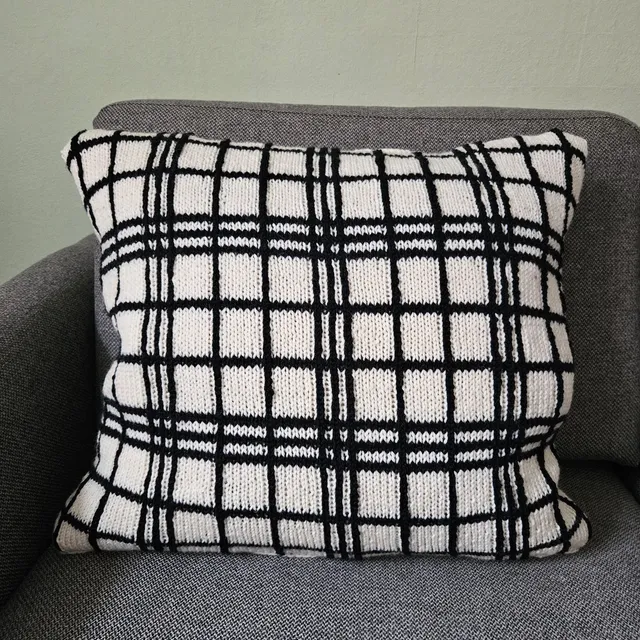 hobbii-anleitungen-tern-kissen-strickanleitung-50x50-schwarz-wei image 1
