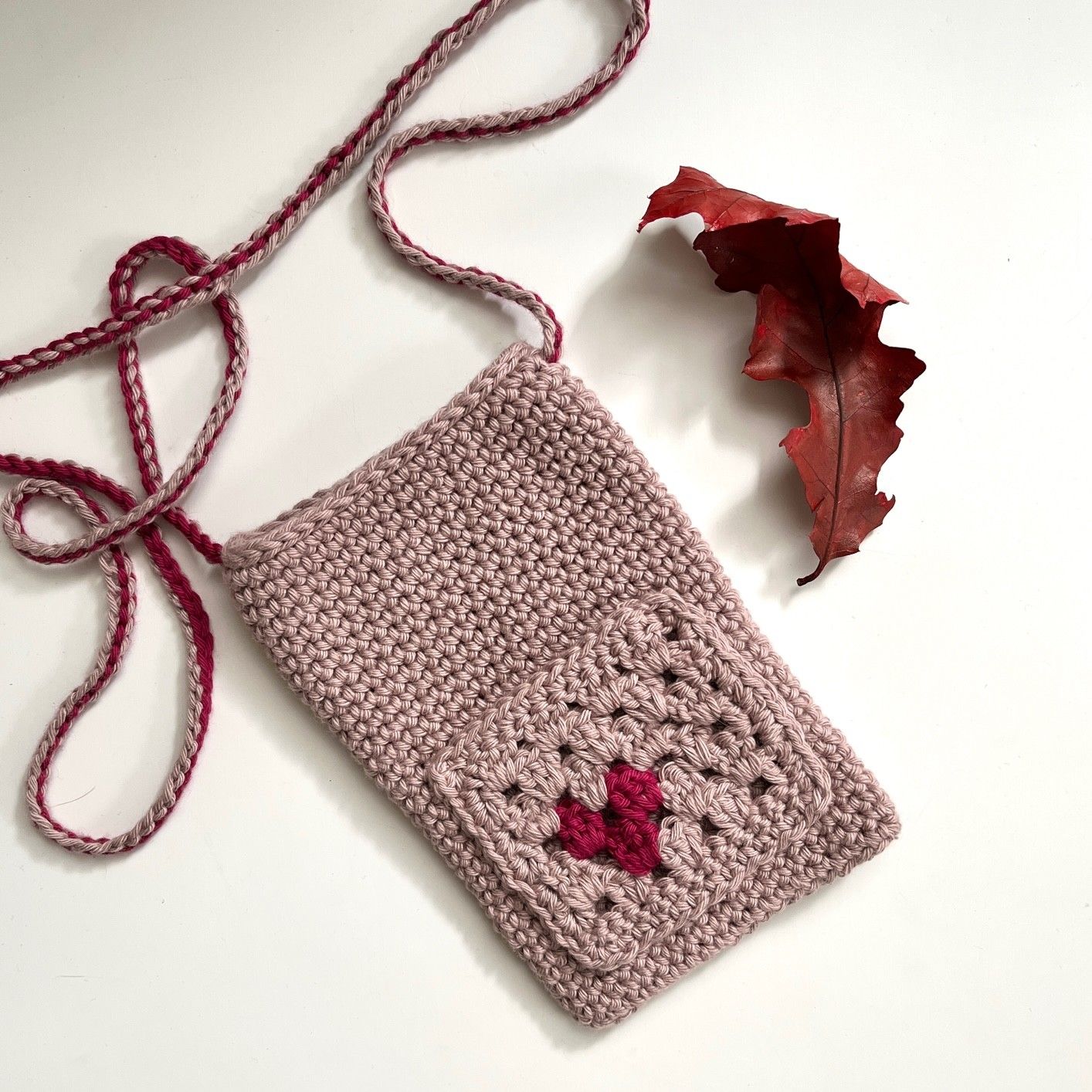 hobbii-amore-handytasche-h-kelanleitung-granny-herz-one-size image 1