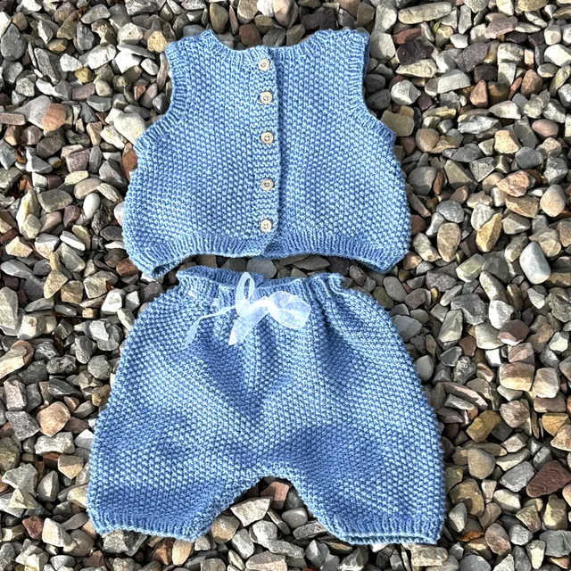 hobbii-baby-tommi-top-shorts-strickanleitung-pdf-babyset image 1
