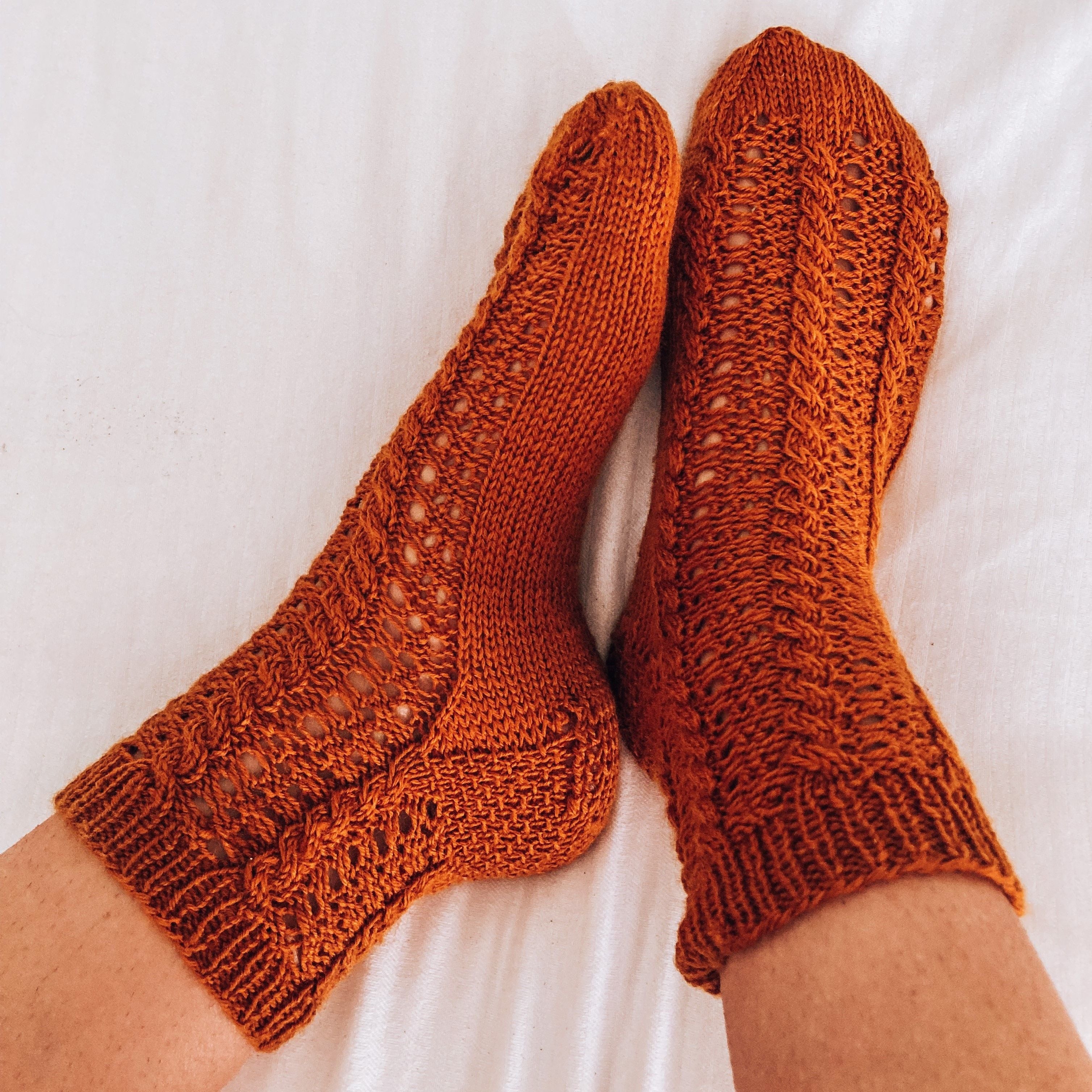 hobbii-anleitungen-twist-me-socks-socken-strickanleitung-36-43 image 1