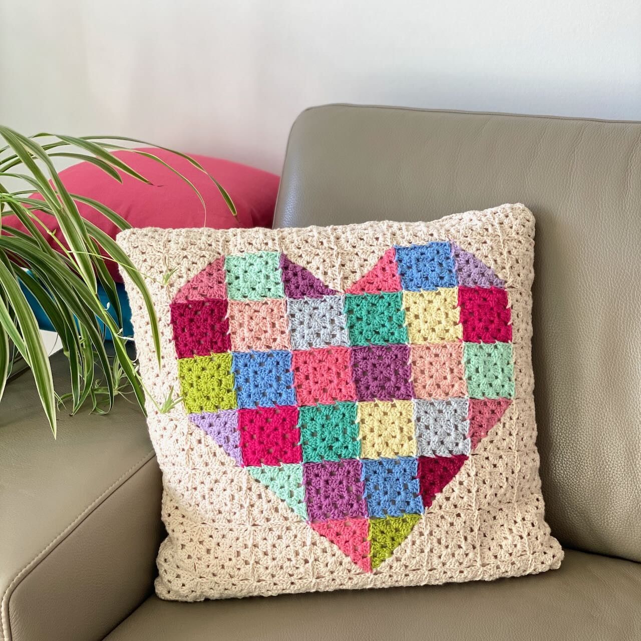 hobbii-heart-h-kelanleitung-kissen-42x42-granny-herz image 2