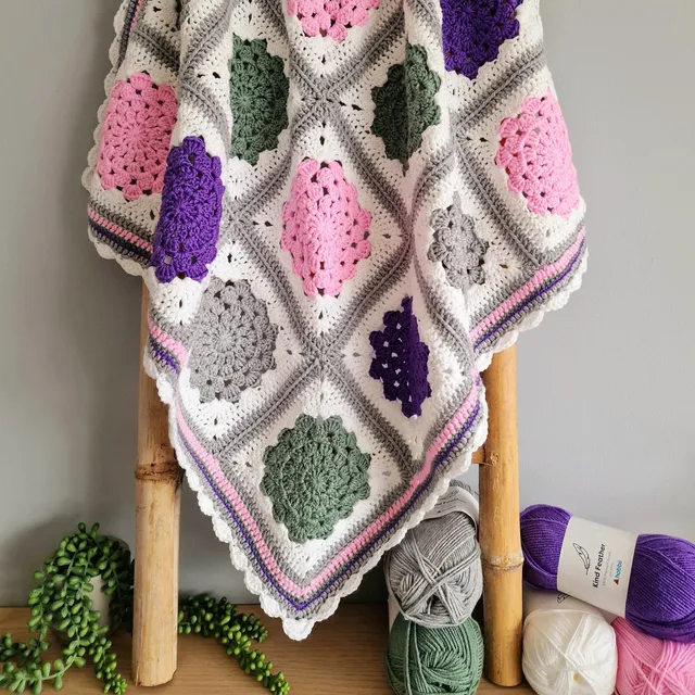 hobbii-anleitungen-poppys-babydecke-anleitung-pdf-77x77-cm image 1