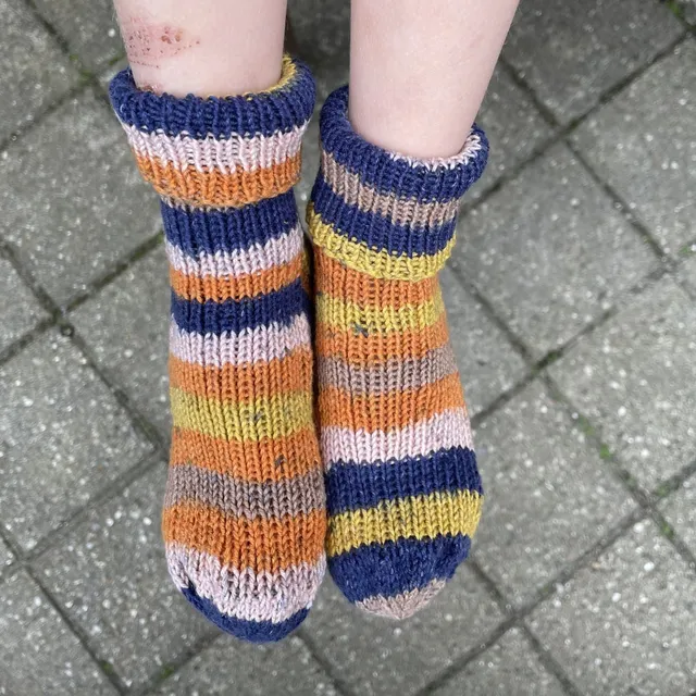hobbii-anleitungen-bomsok-kinderstr-mpfe-strickanleitung-8-10-jahre image 1