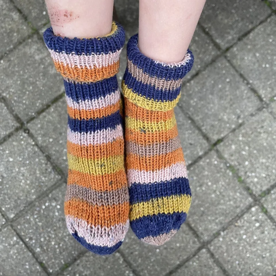 hobbii-anleitungen-bomsok-kinderstr-mpfe-strickanleitung-8-10-jahre image 1