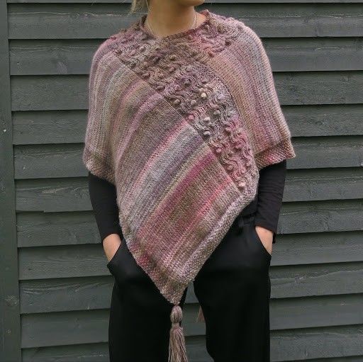 hobbii-anleitungen-nancy-strickanleitung-poncho-xs-xxl-zopfmuster image 1