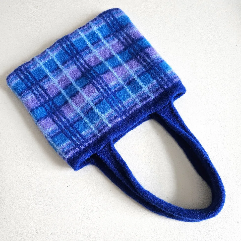hobbii-anleitungen-f-r-alltag-und-fest-gefilzte-tasche-strickanleitung image 1