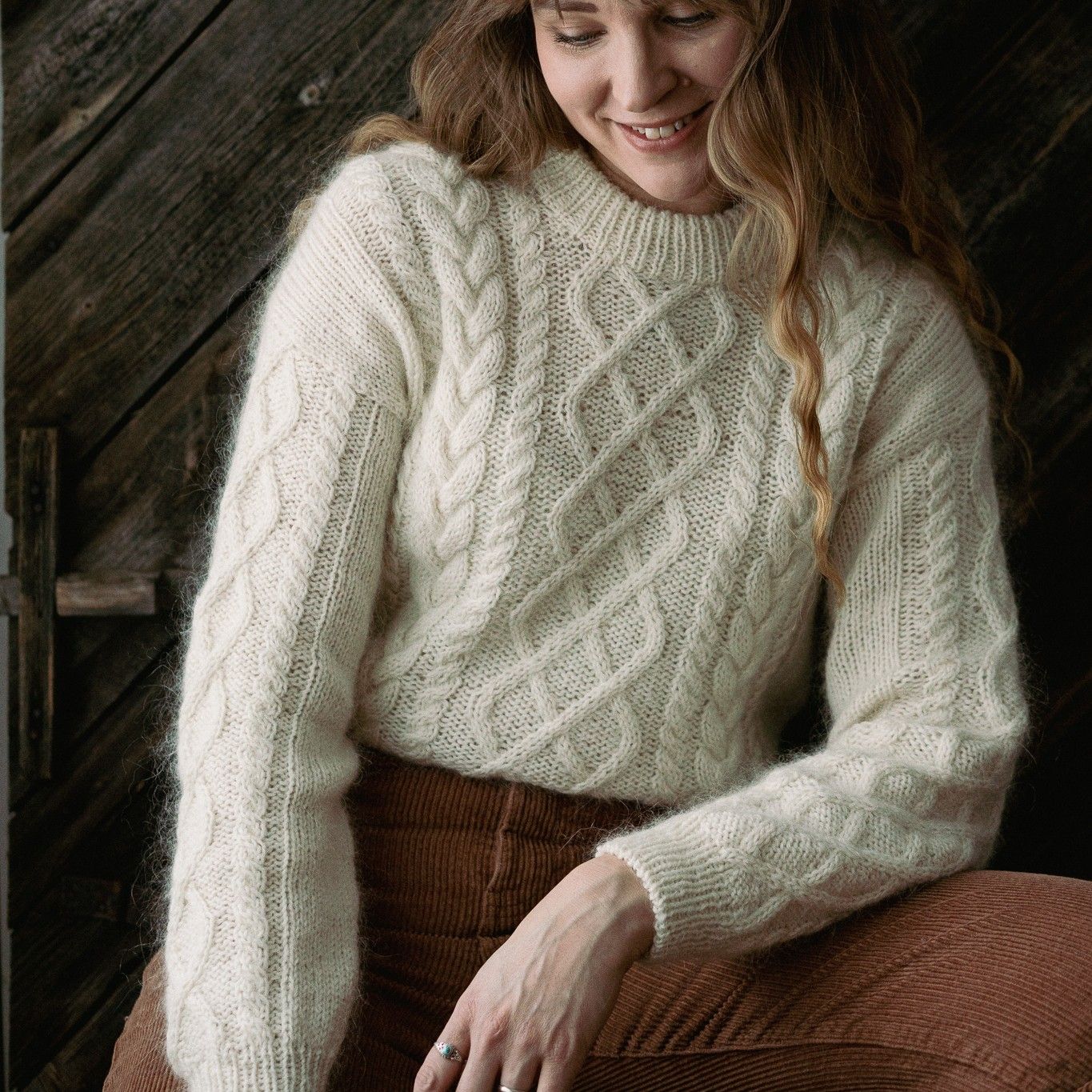 hobbii-anleitungen-soft-frost-pullover-strickanleitung-pdf-zopfmuster image 5