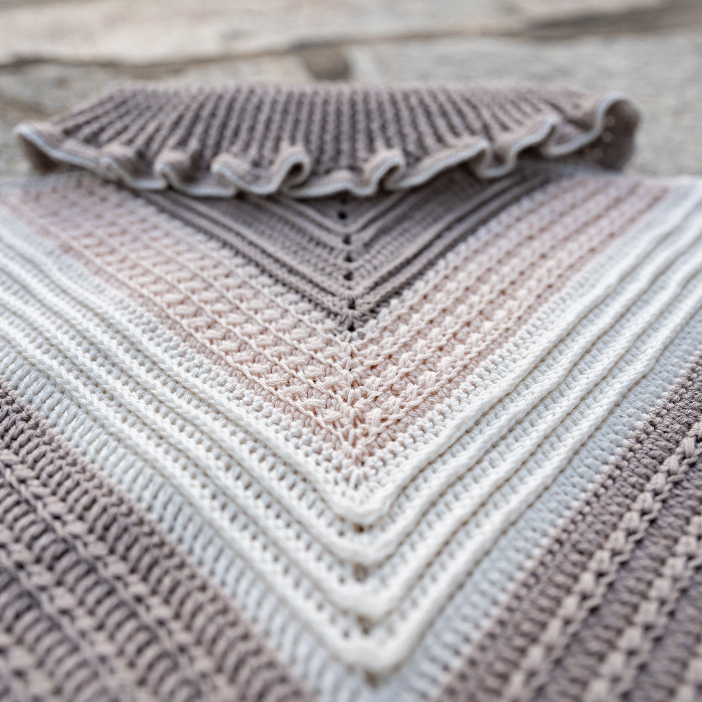 hobbii-ophelia-poncho-h-kelanleitung-one-size-farbverlauf image 8