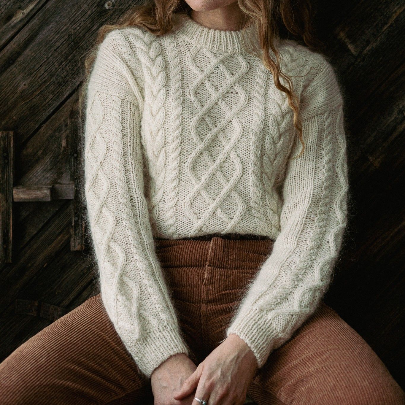 hobbii-anleitungen-soft-frost-pullover-strickanleitung-pdf-zopfmuster image 6