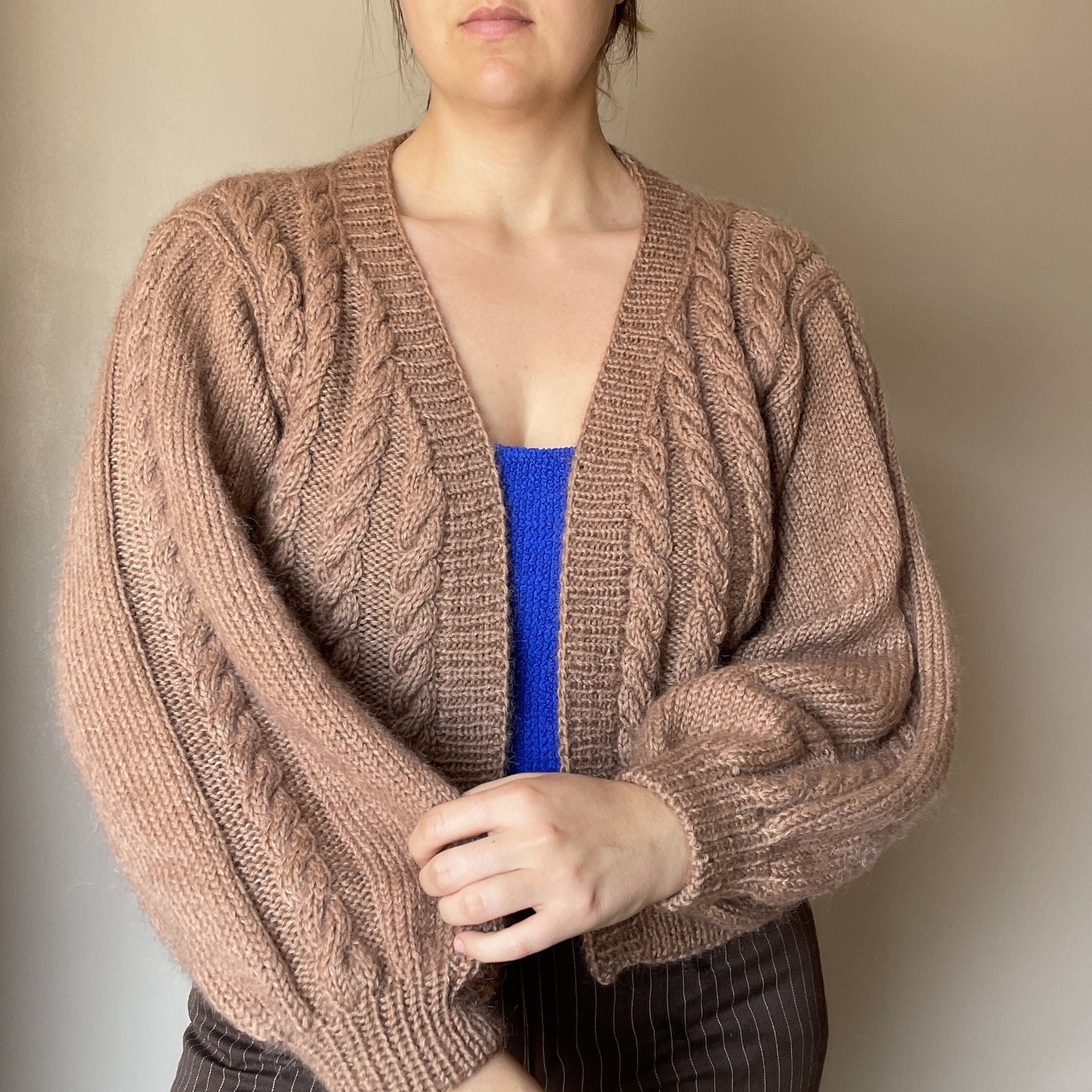 hobbii-anleitungen-fall-cables-cardi-cardigan-strickanleitung-zopf image 2