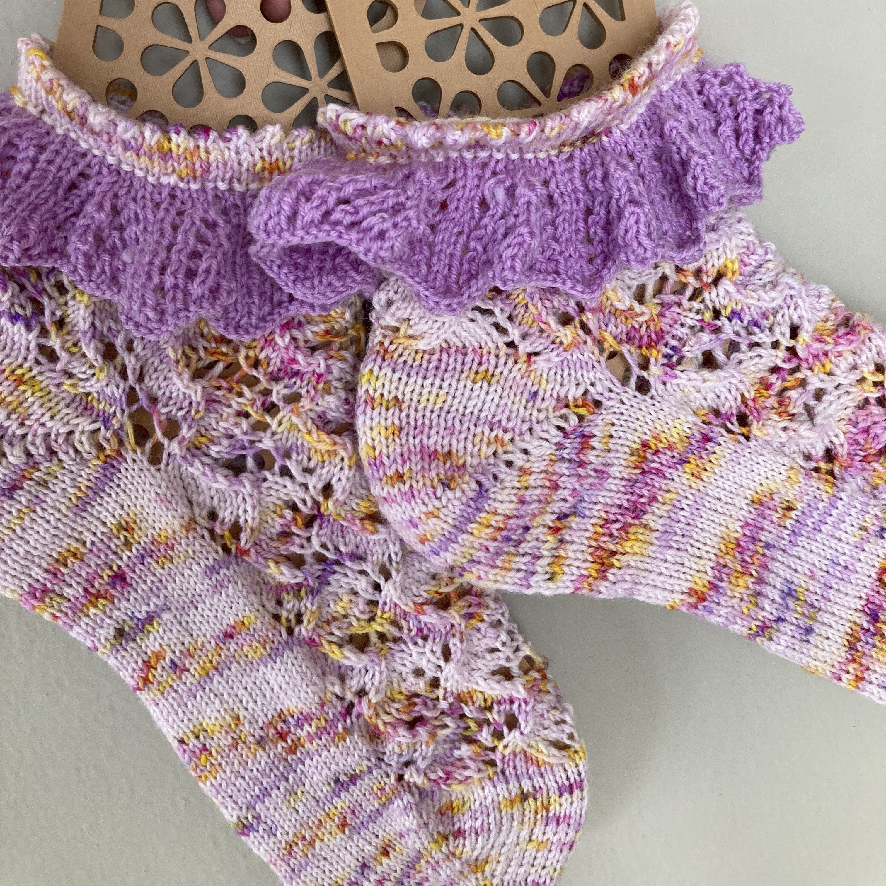 hobbii-garden-blooms-socken-strickanleitung-mit-r-sche image 2