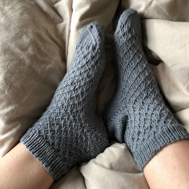 hobbii-anleitungen-be-square-socken-strickanleitung-pdf-karo image 1