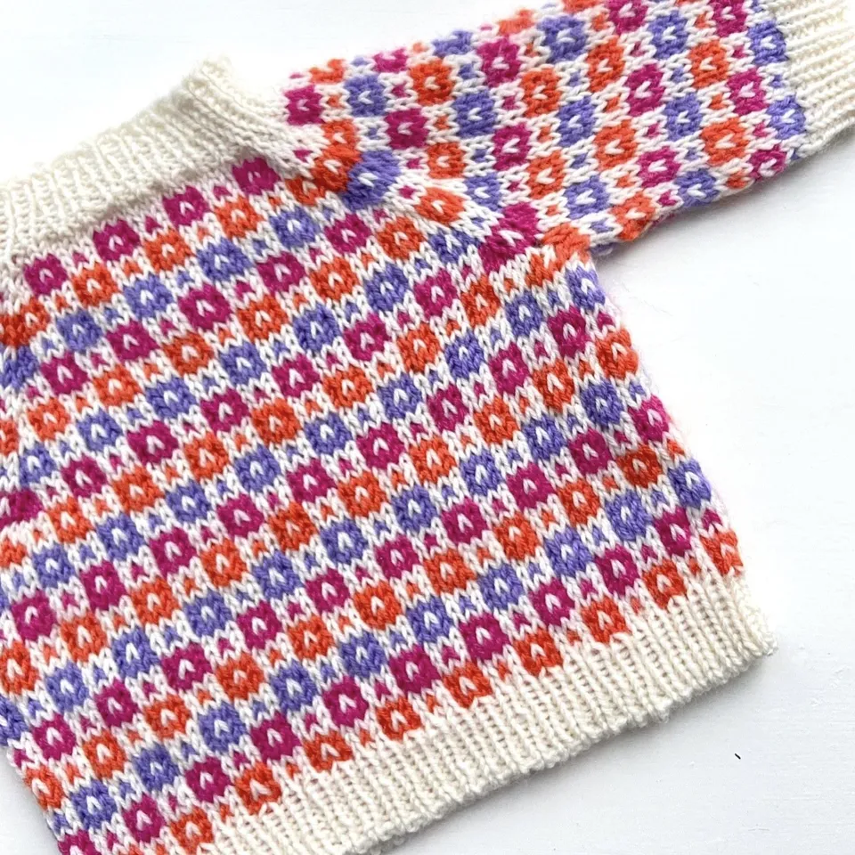 hobbii-easy-colour-babypullover-strickanleitung-0-2-monate image 1