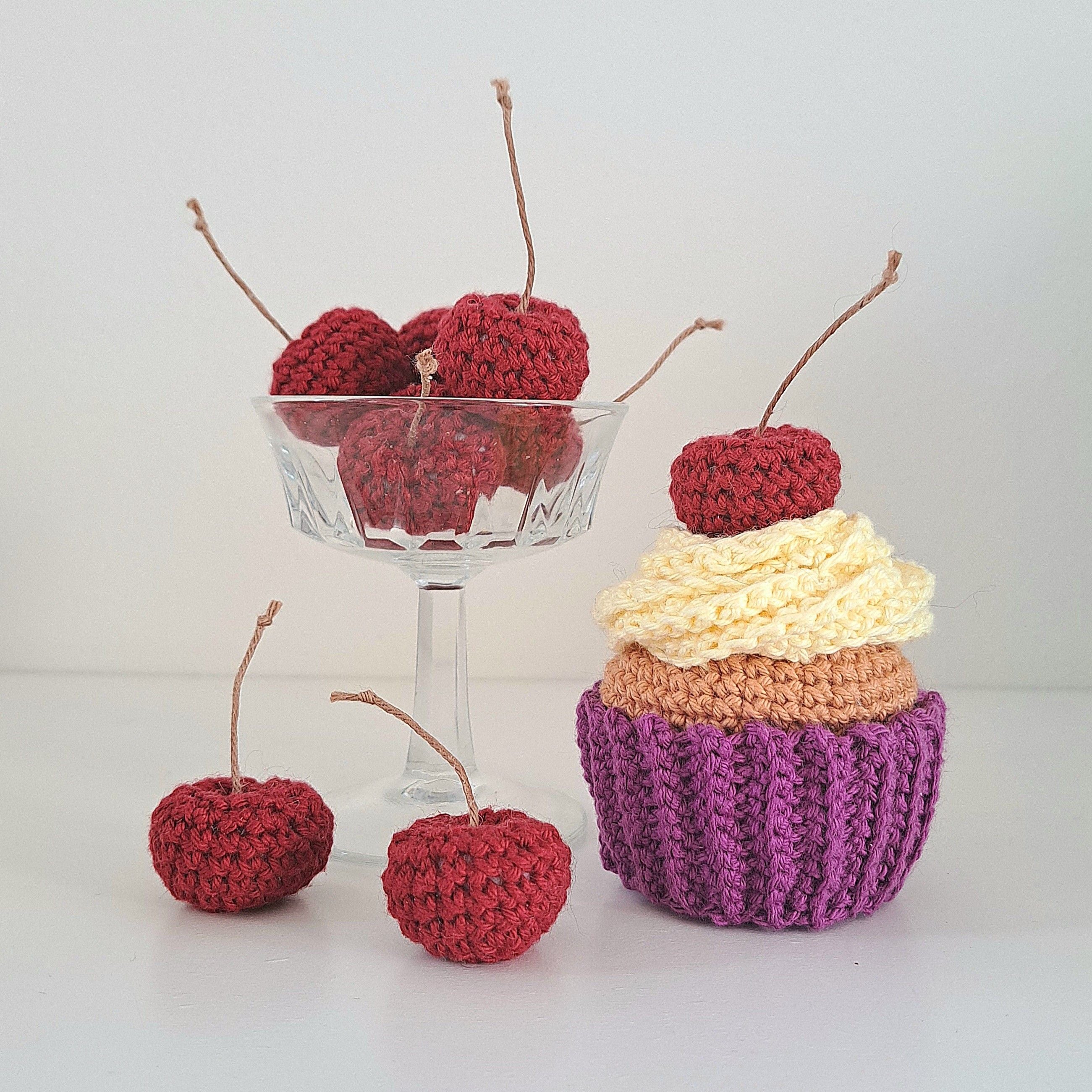hobbii-cupcakes-mit-kirschen-h-kelanleitung-spielk-che-7-cm image 2