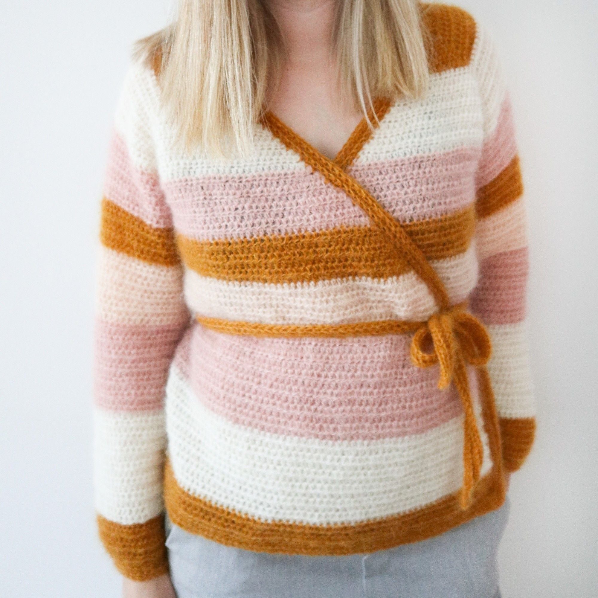 hobbii-anleitungen-cherry-blossom-wickeljacke-strickanleitung image 1