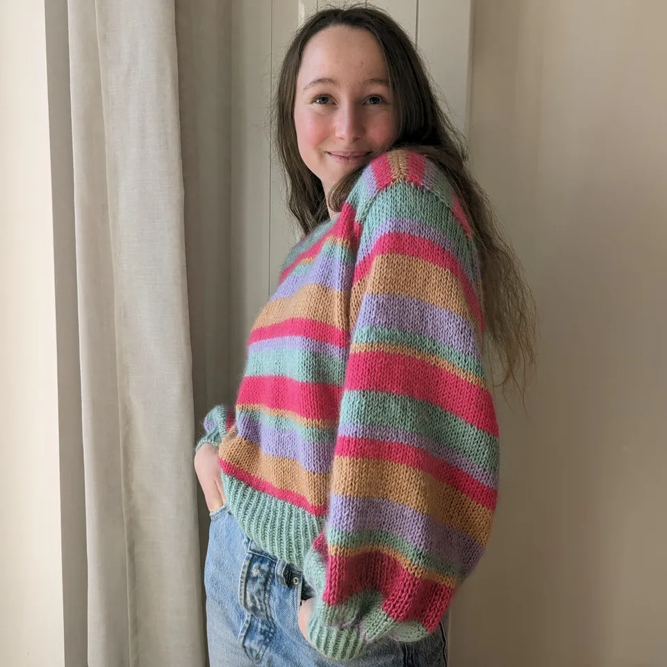 hobbii-anleitungen-stripie-strickanleitung-pullover-oversized image 1