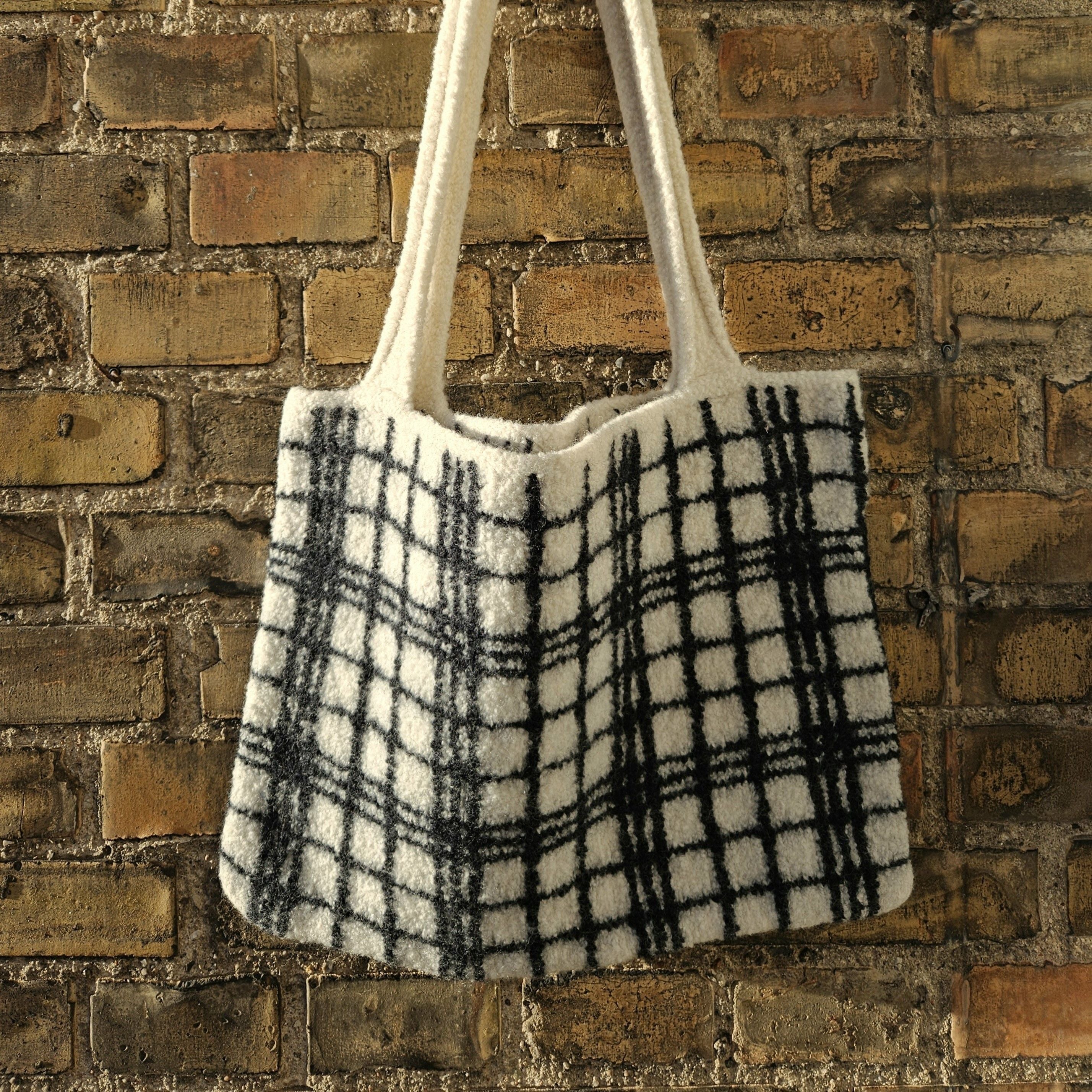 hobbii-einkaufsfavorit-tasche-strickanleitung-filzen-karo image 2