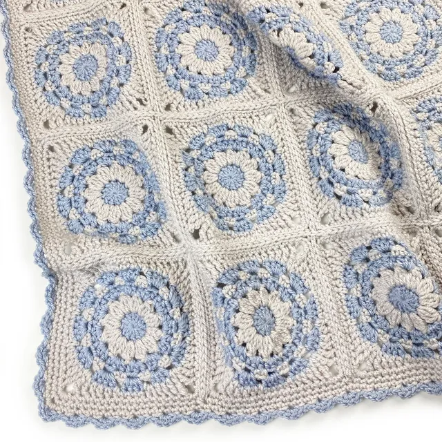hobbii-rosie-blanket-h-kelanleitung-babydecke-99x99-cm image 1