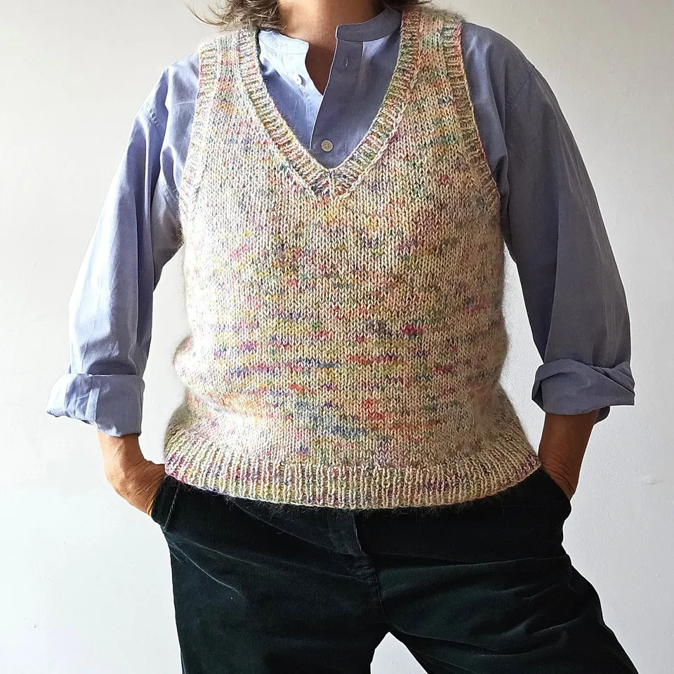 hobbii-anleitungen-betty-vibrant-pullunder-strickanleitung-xs-3xl image 1