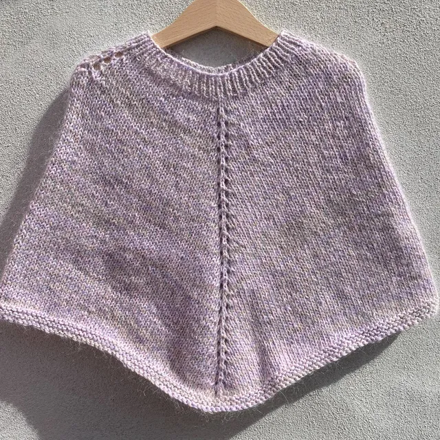 hobbii-sophia-kinderponcho-strickanleitung-4-jahre-glitzer image 1