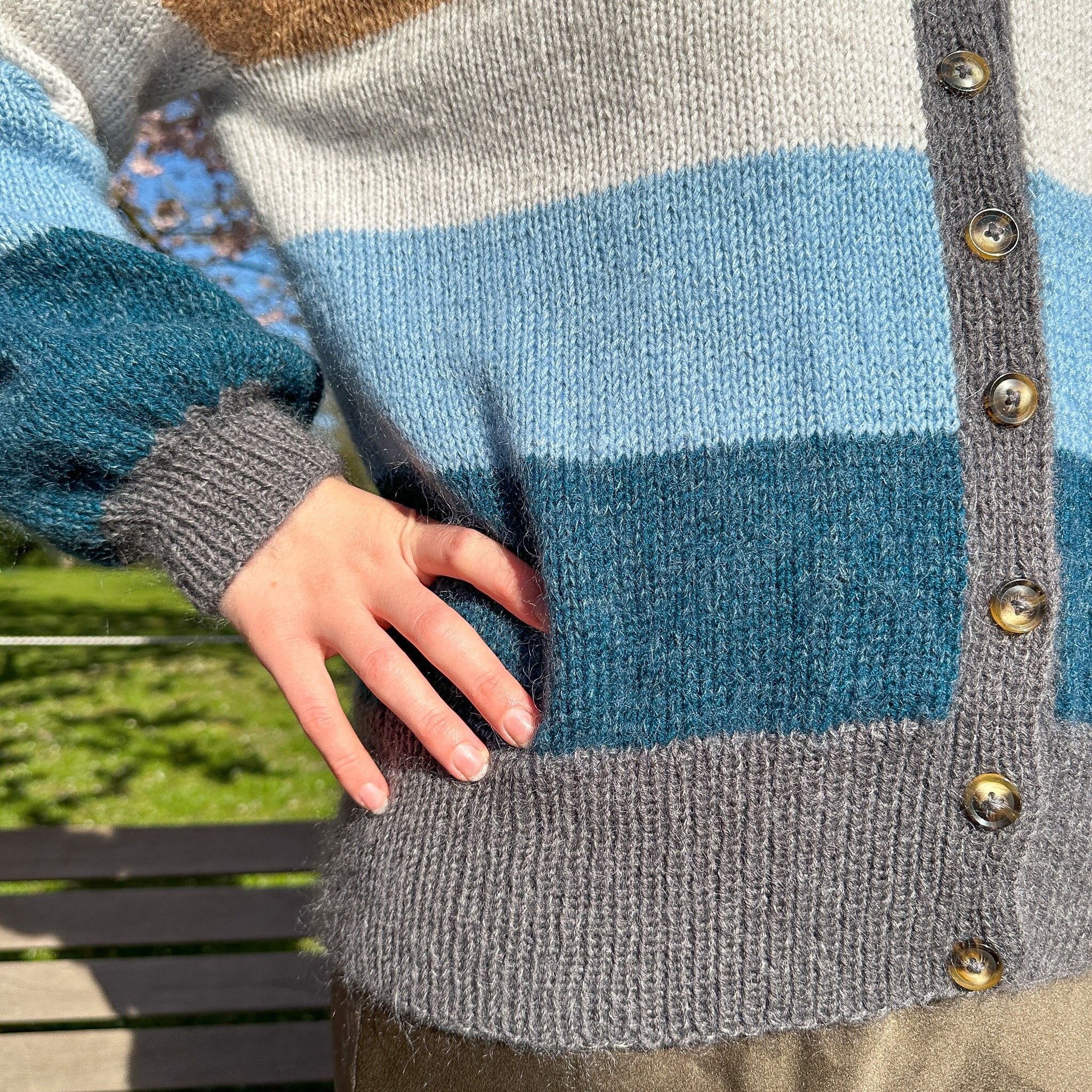 hobbii-anleitungen-brede-striber-kurzer-cardigan-strickanleitung-pdf-m-streifen image 6