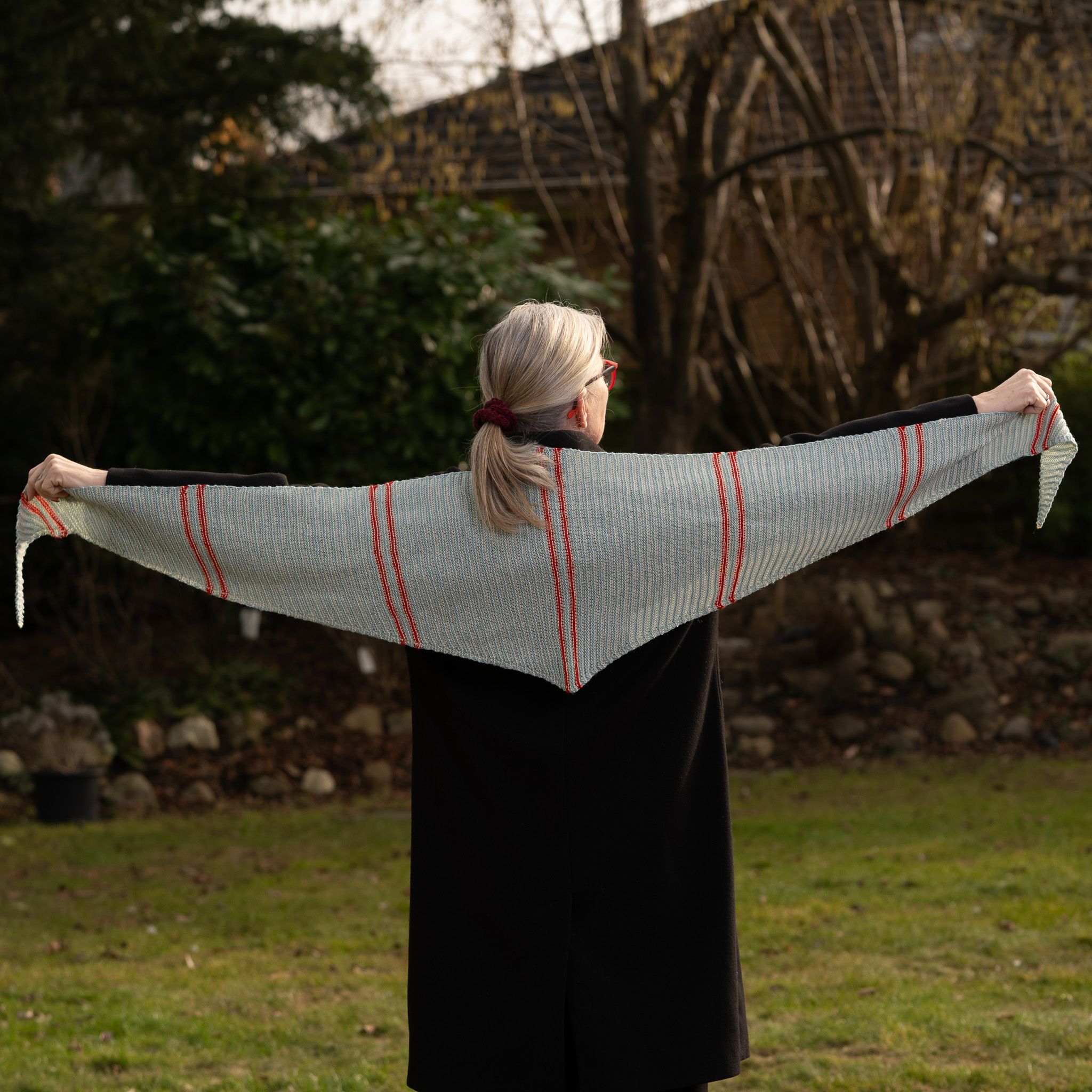 hobbii-sisters-scarf-strickanleitung-schal-one-size-zweifarbig image 3