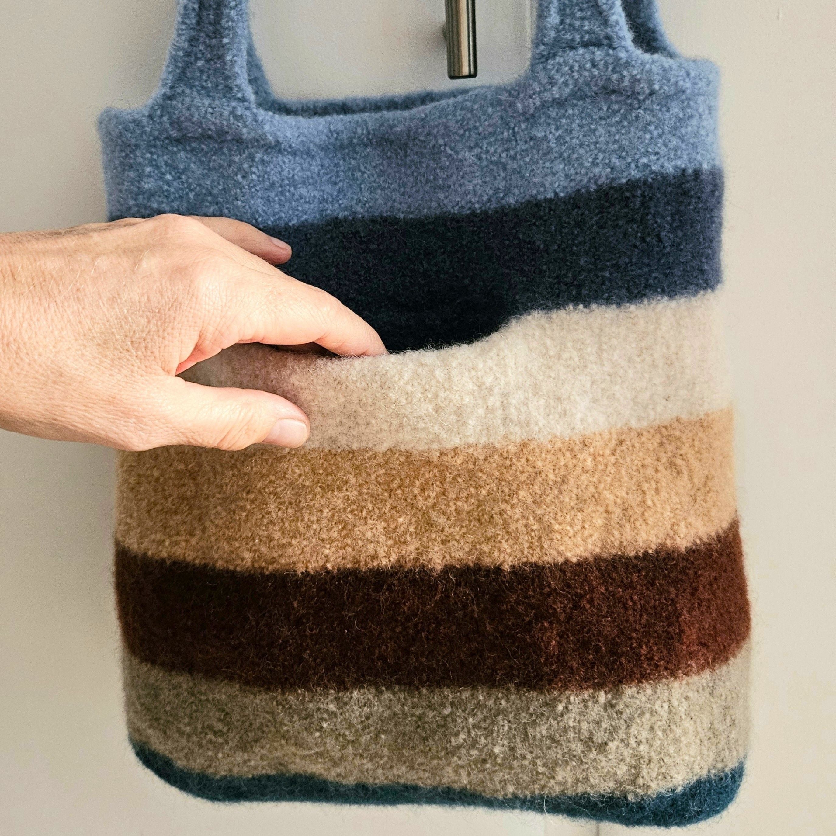 hobbii-allesk-nner-tasche-strickanleitung-filztasche-32-cm image 3