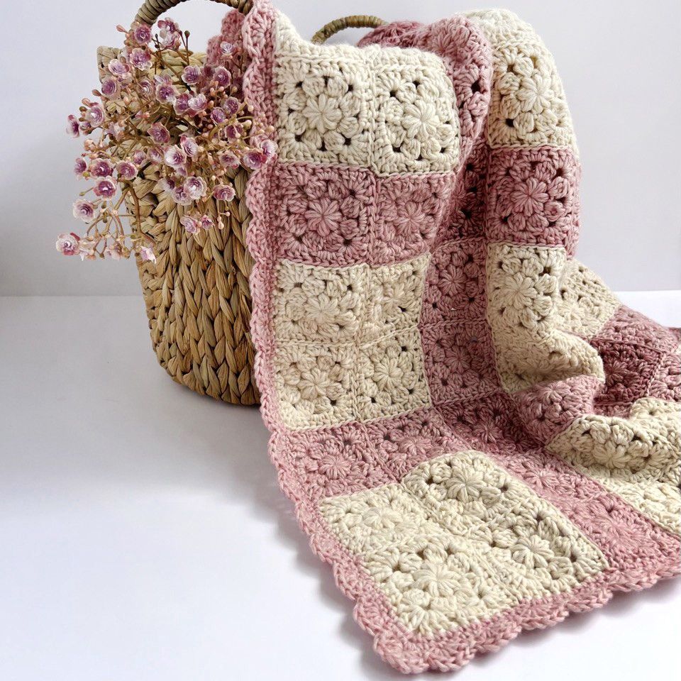 hobbii-anleitungen-heirloom-bloom-babydecke-h-kelanleitung-granny image 1