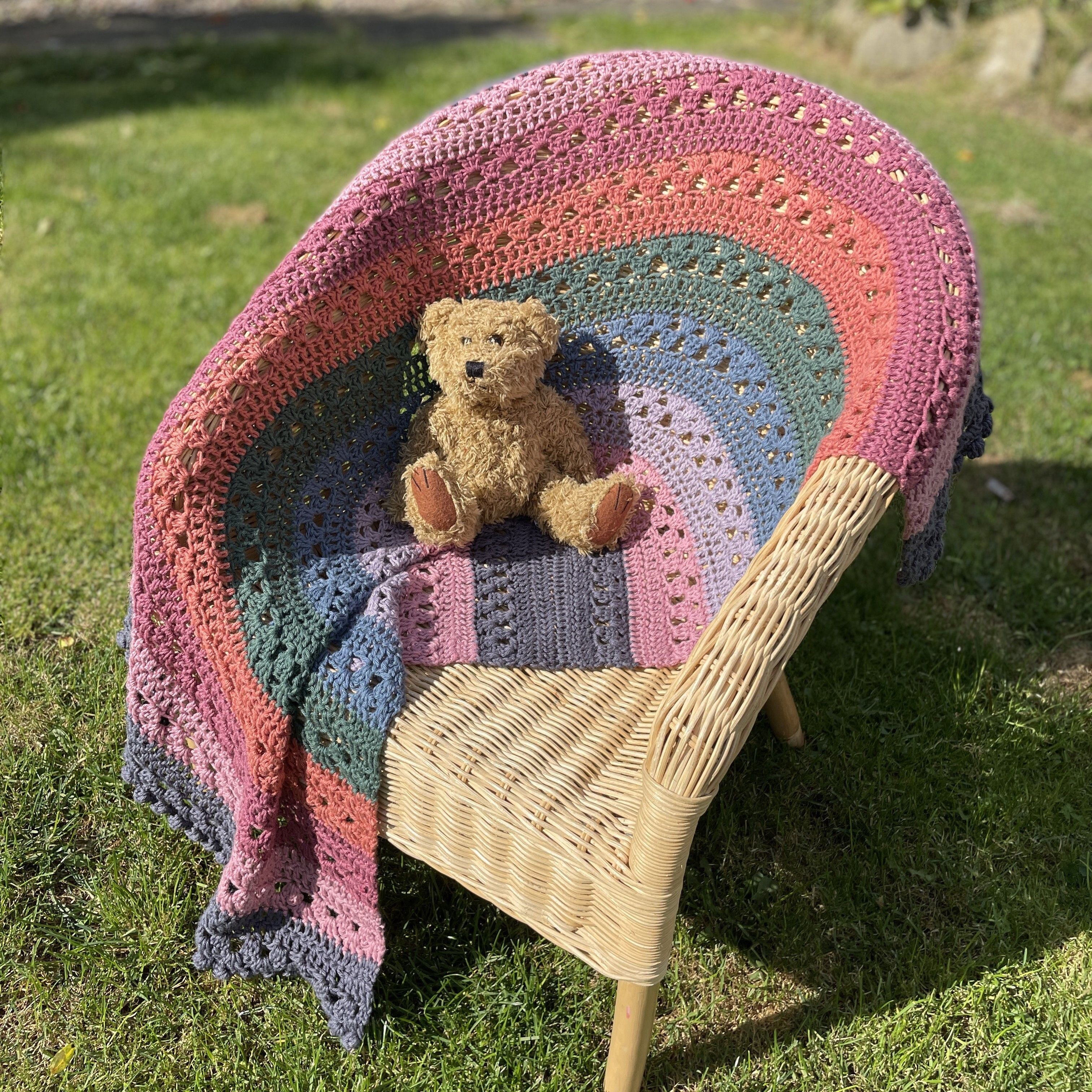 hobbii-anleitungen-granny-over-the-rainbow-decke-100x70 image 6