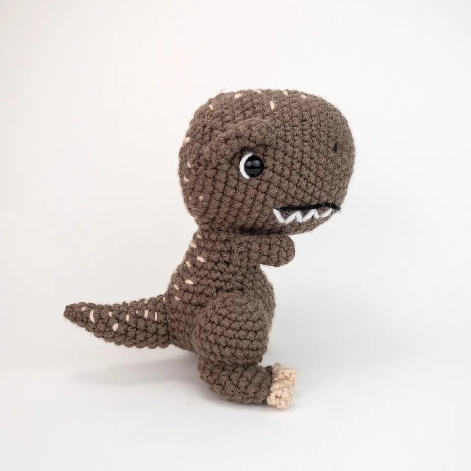 hobbii-anleitungen-troy-der-t-rex-h-kelanleitung-one-size image 1