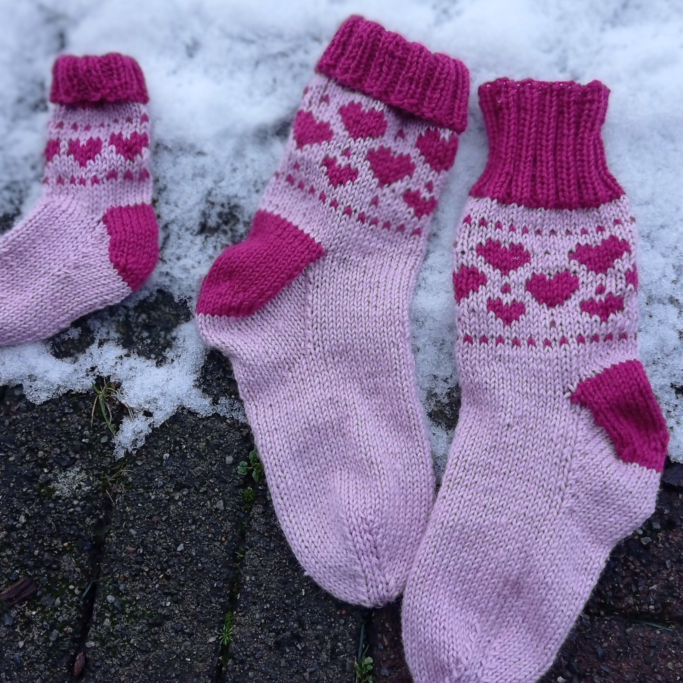 hobbii-cozy-valentine-socken-strickanleitung-gr-36-38-pdf image 1