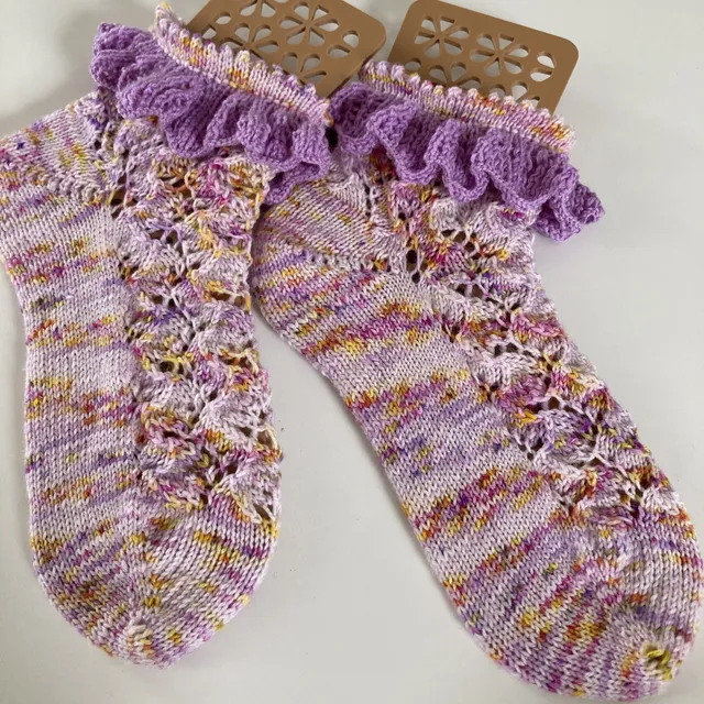 hobbii-garden-blooms-socken-strickanleitung-mit-r-sche image 1