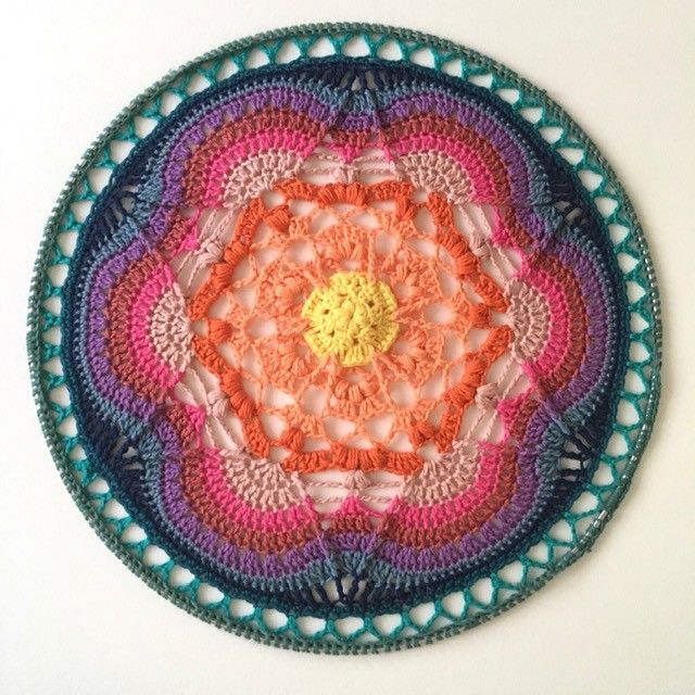 hobbii-anleitungen-bright-star-h-kelanleitung-mandala image 1