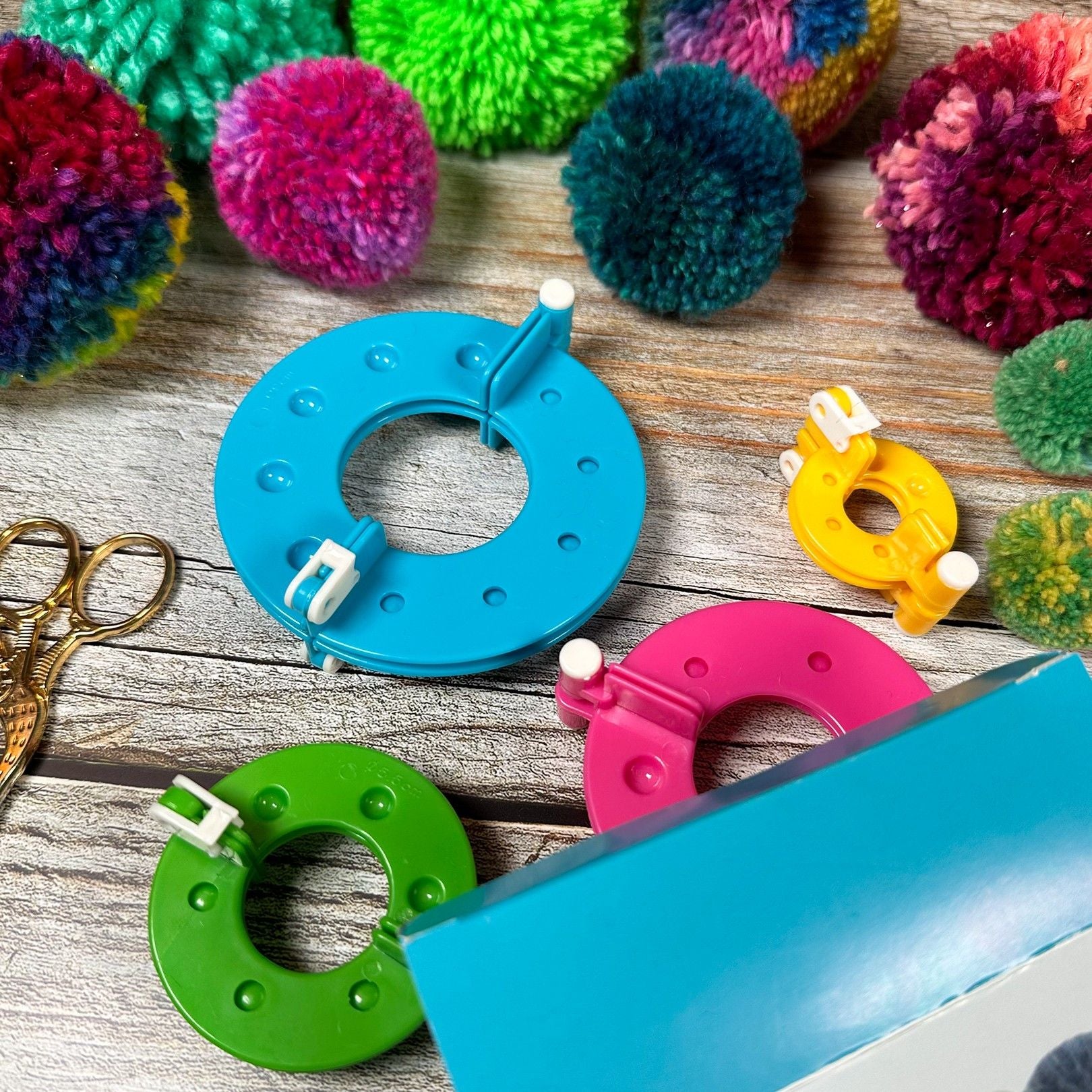 hobbii-hoop-pompon-maker-set-4-gr-en-one-size image 3