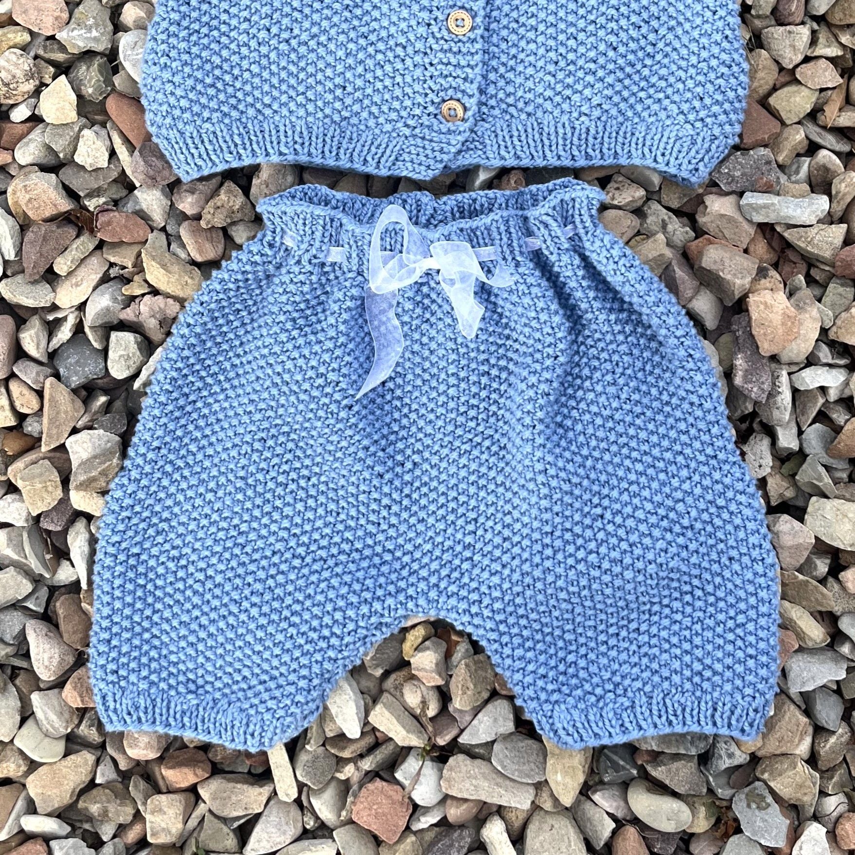 hobbii-baby-tommi-top-shorts-strickanleitung-pdf-babyset image 2