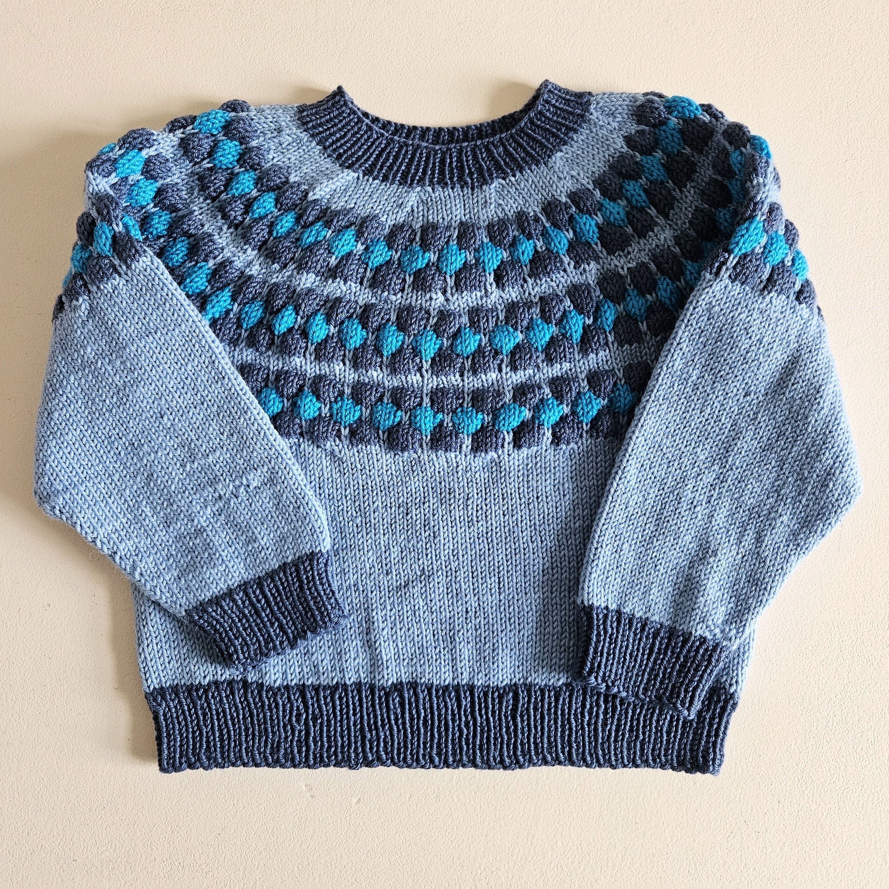 hobbii-letmatrosen-strickanleitung-kinderpullover-6-j-noppen image 3