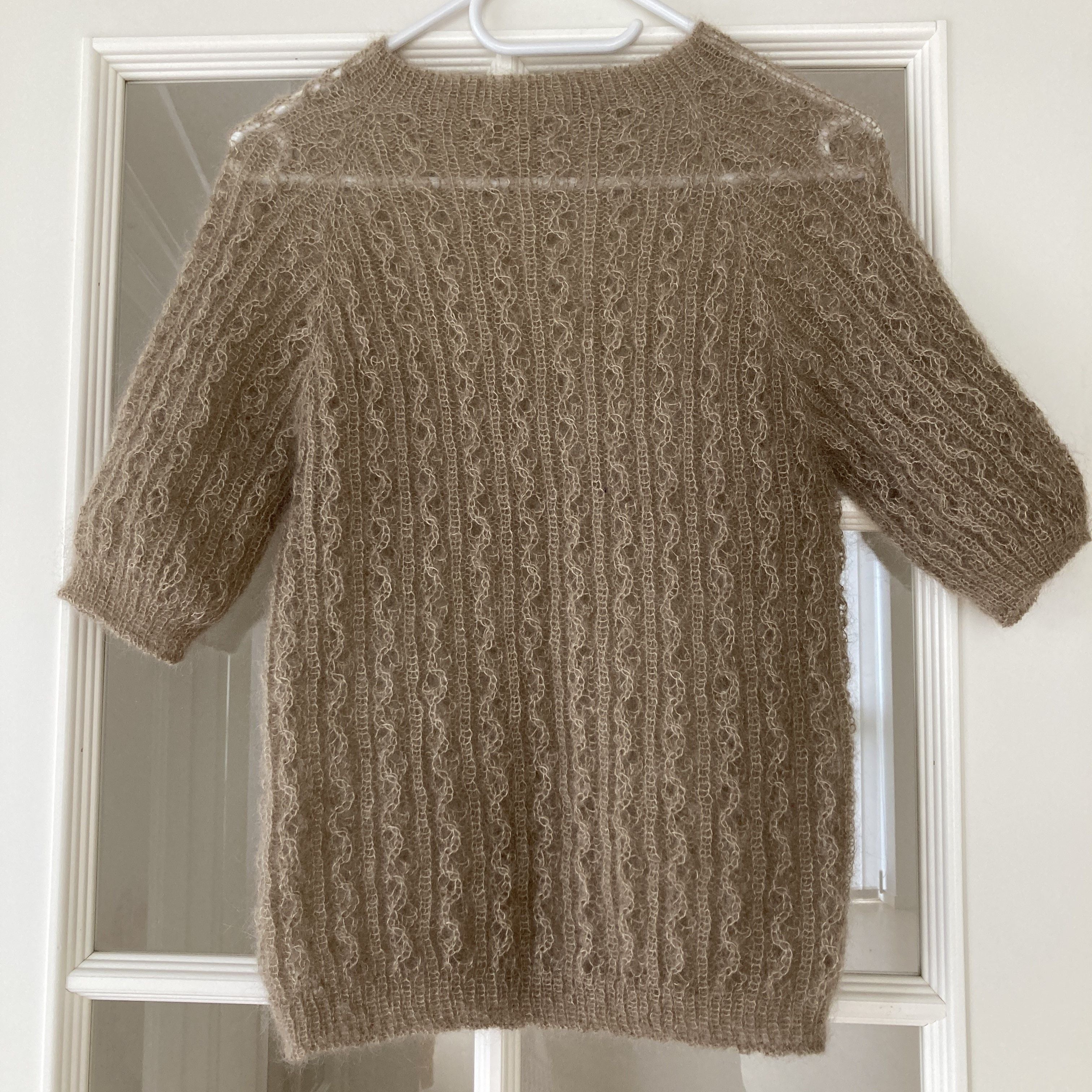 hobbii-golden-harvest-kurzarm-pullover-strickanleitung-loch image 4