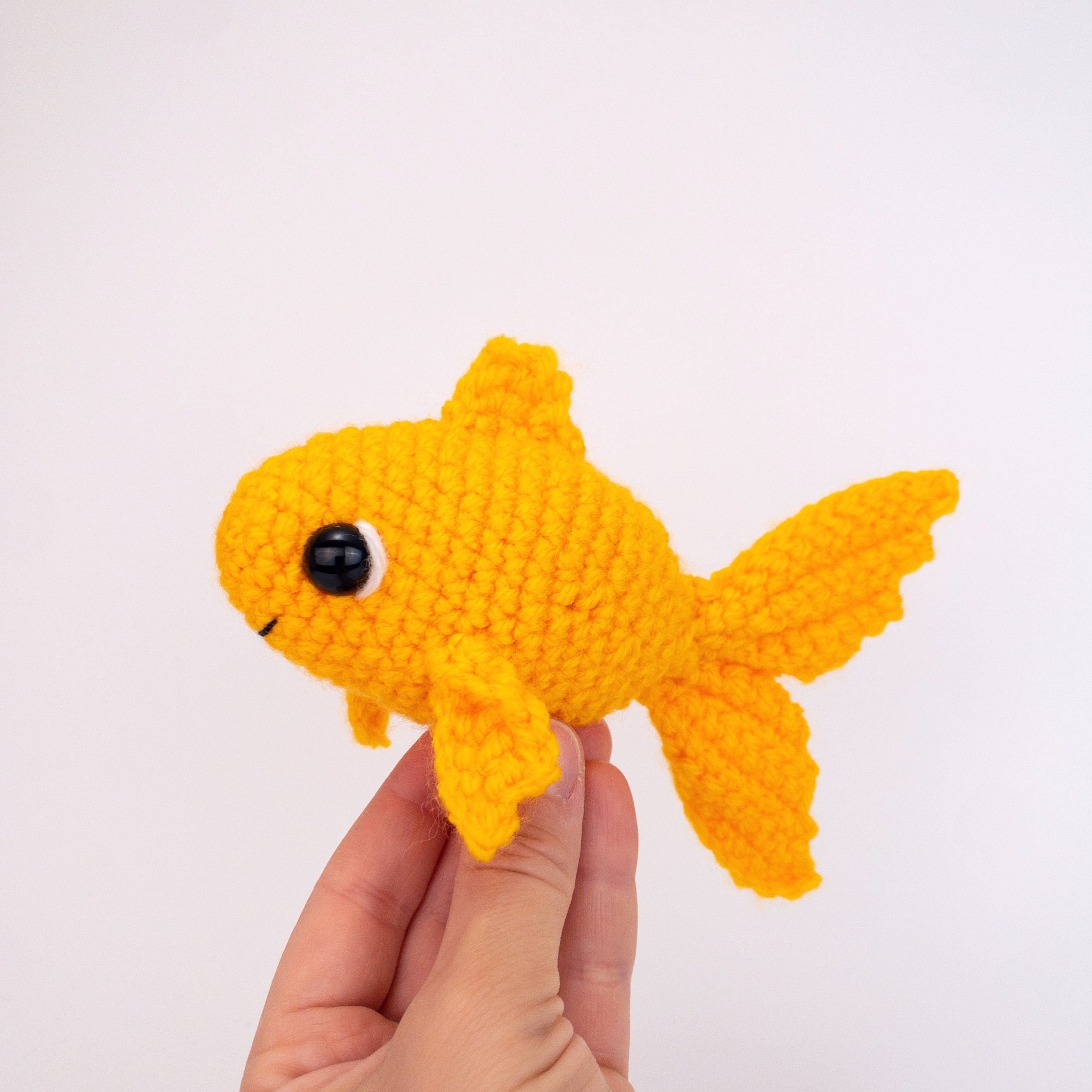hobbii-anleitungen-goldfisch-gilly-h-kelanleitung-14-cm image 1