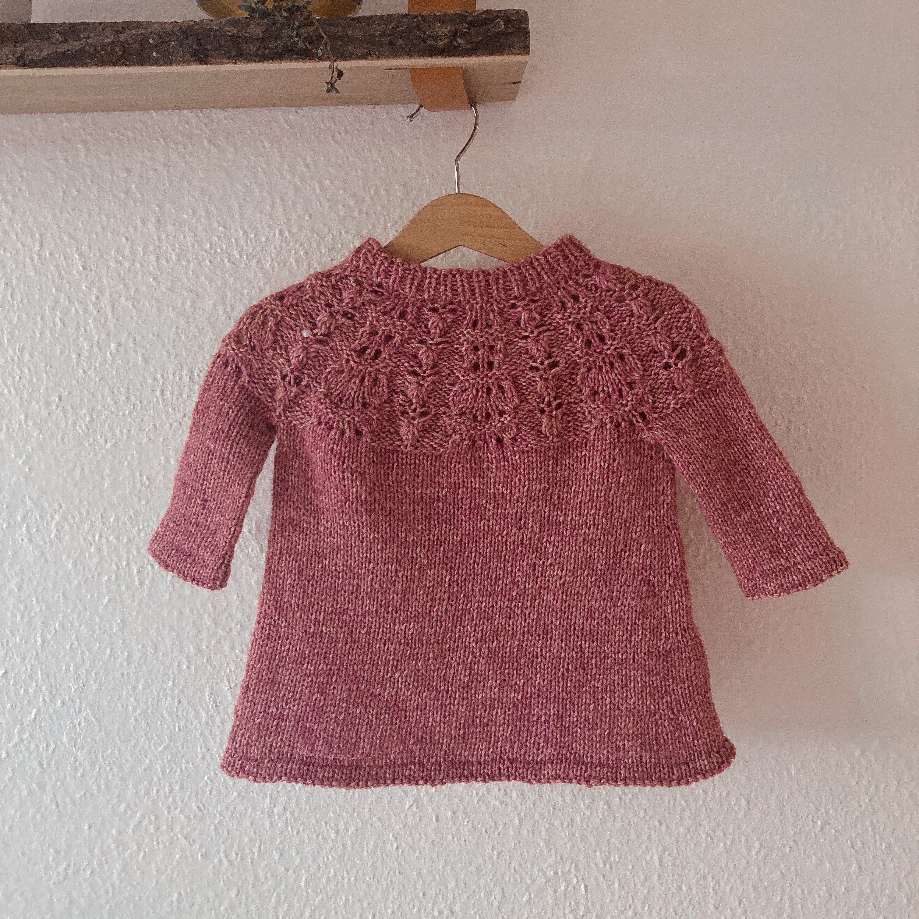 hobbii-anleitungen-spring-waves-dress-kinderkleid-strickanleitung-2-3-j image 1