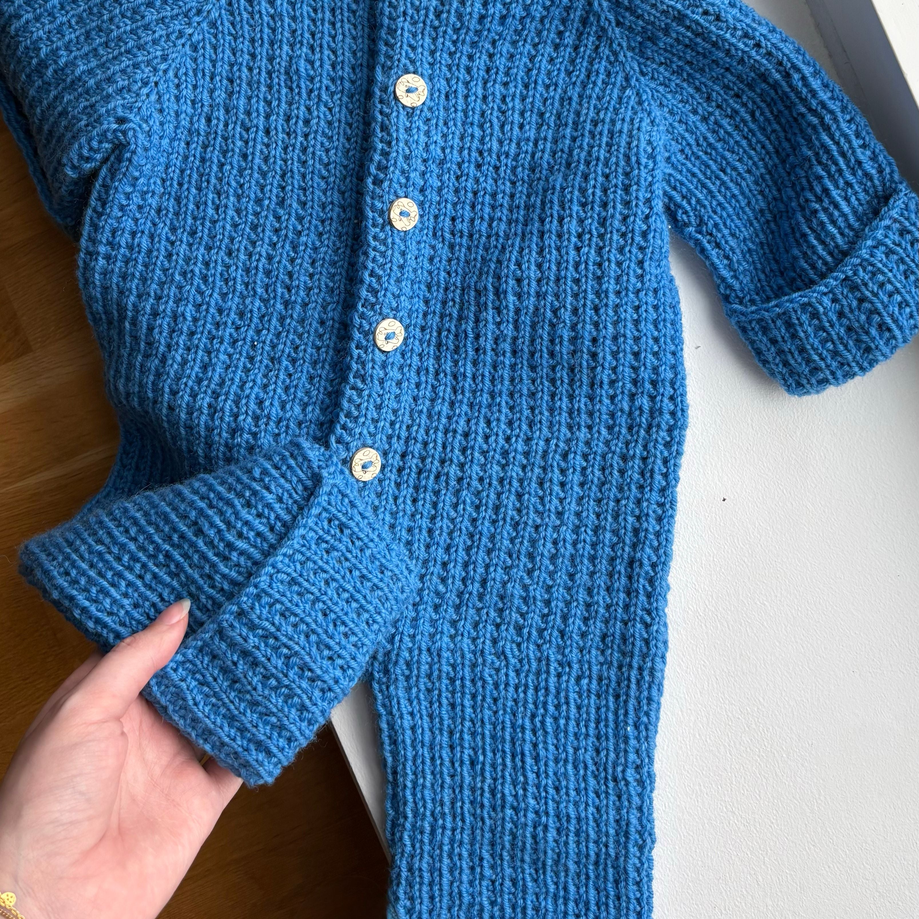 hobbii-anleitungen-easy-sleepy-suit-baby-overall-strickanleitung image 2