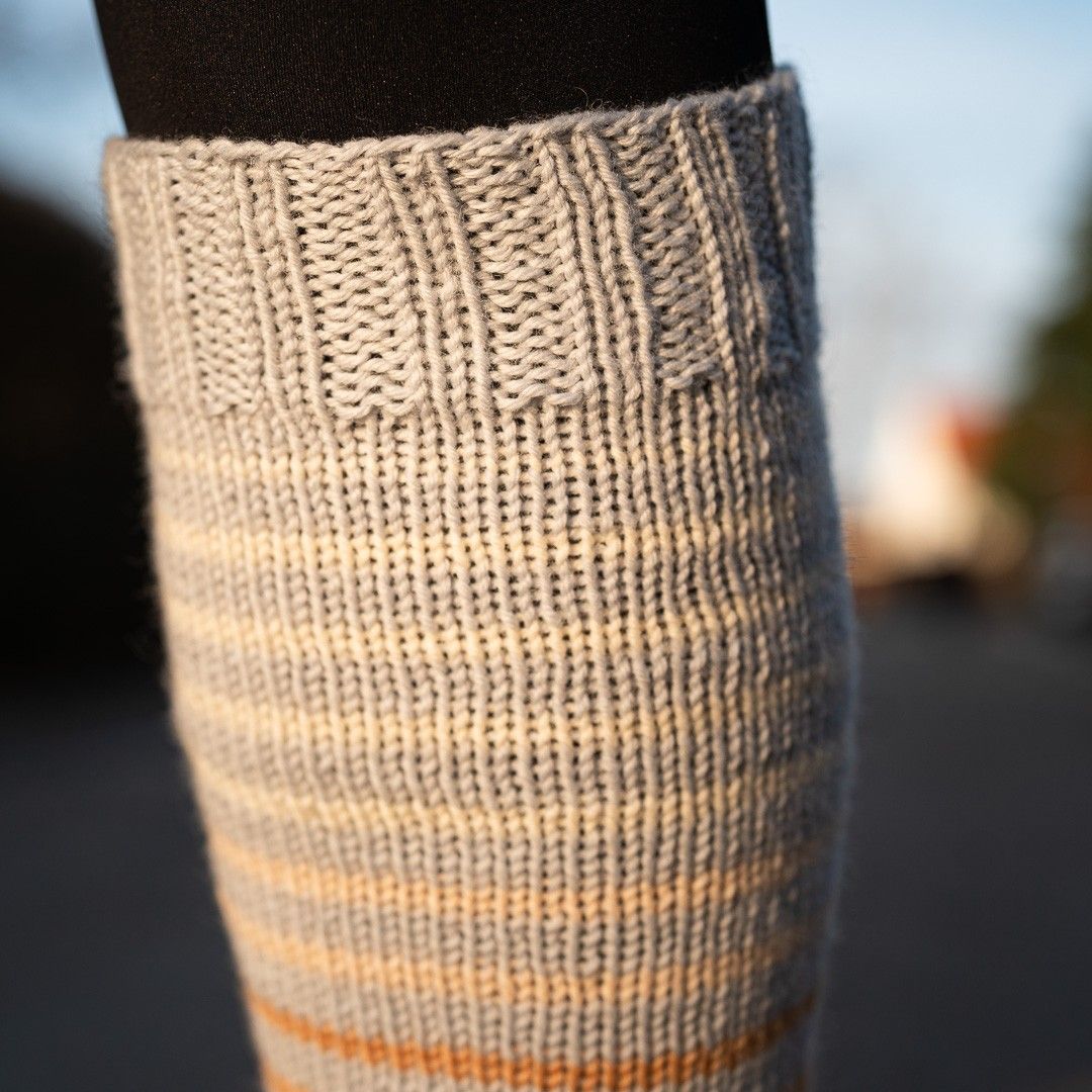 hobbii-anleitungen-keep-warm-stulpen-strickanleitung-one-size image 4