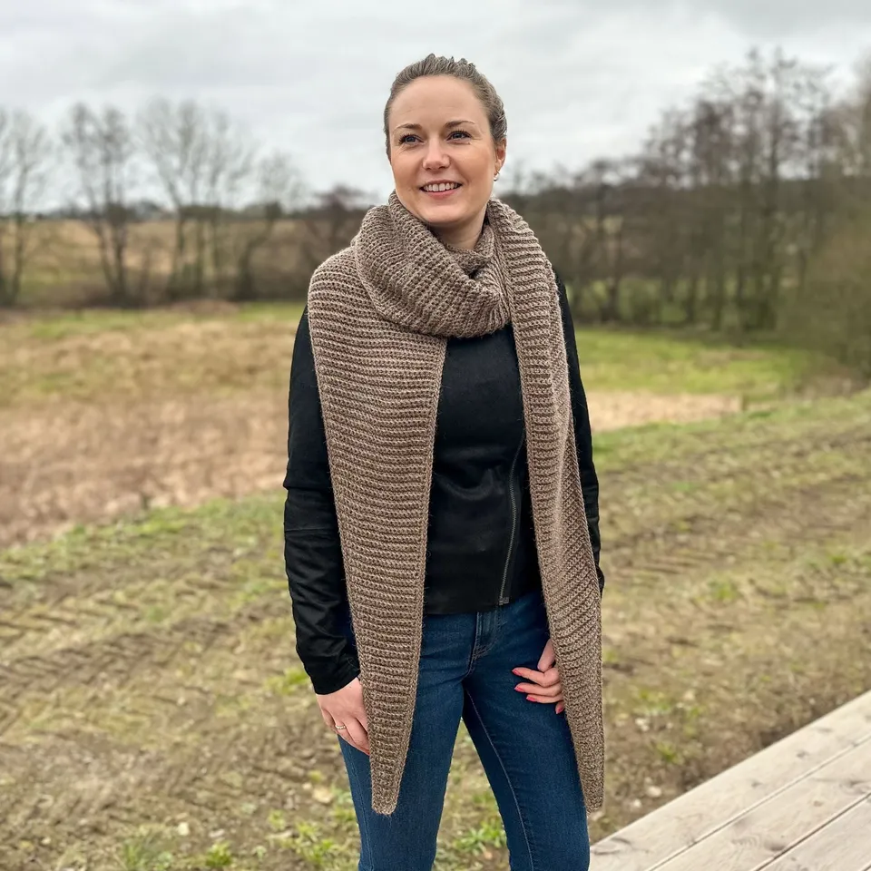 hobbii-simple-big-scarf-schal-strickanleitung-kuschelig image 1