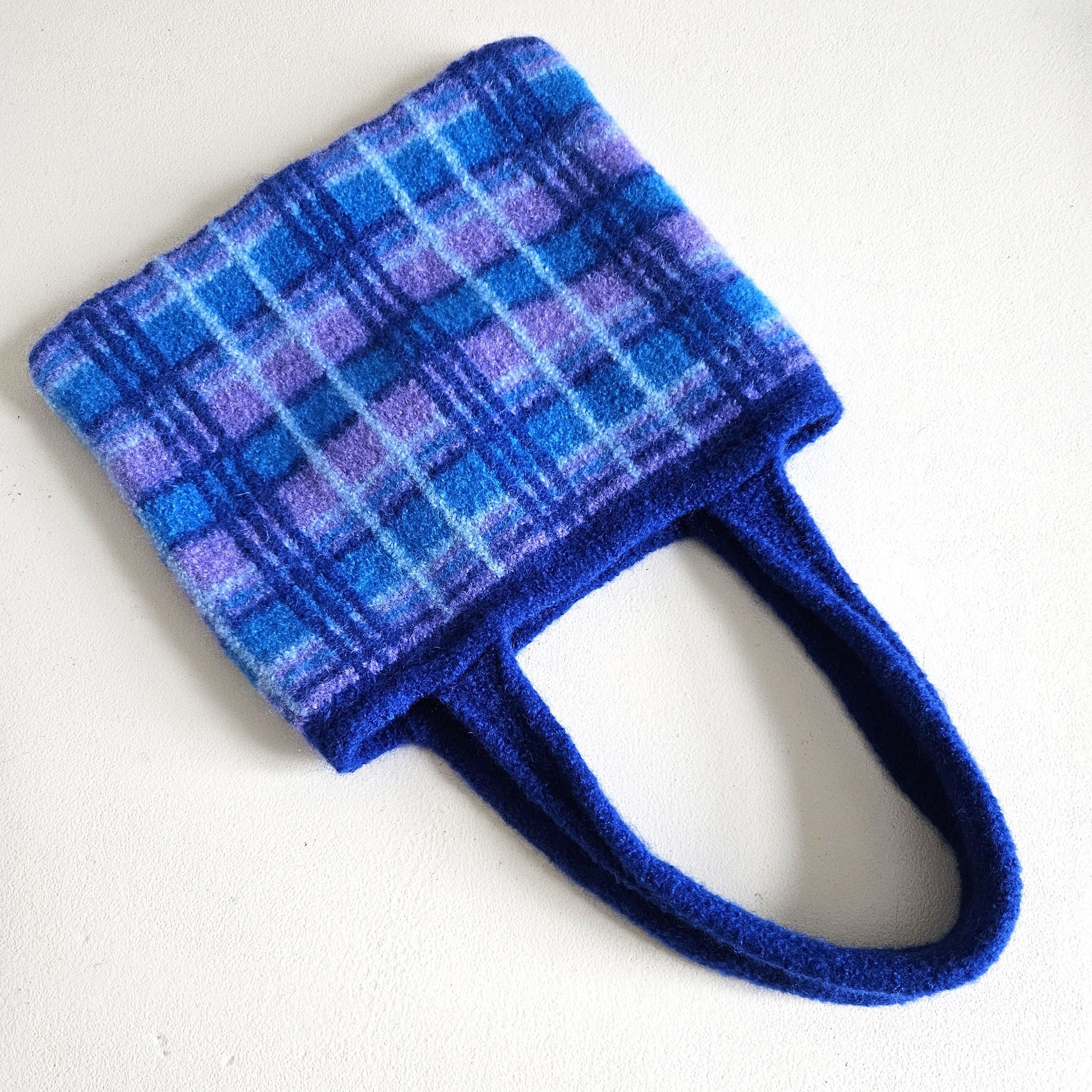 hobbii-anleitungen-f-r-alltag-und-fest-gefilzte-tasche-strickanleitung image 1