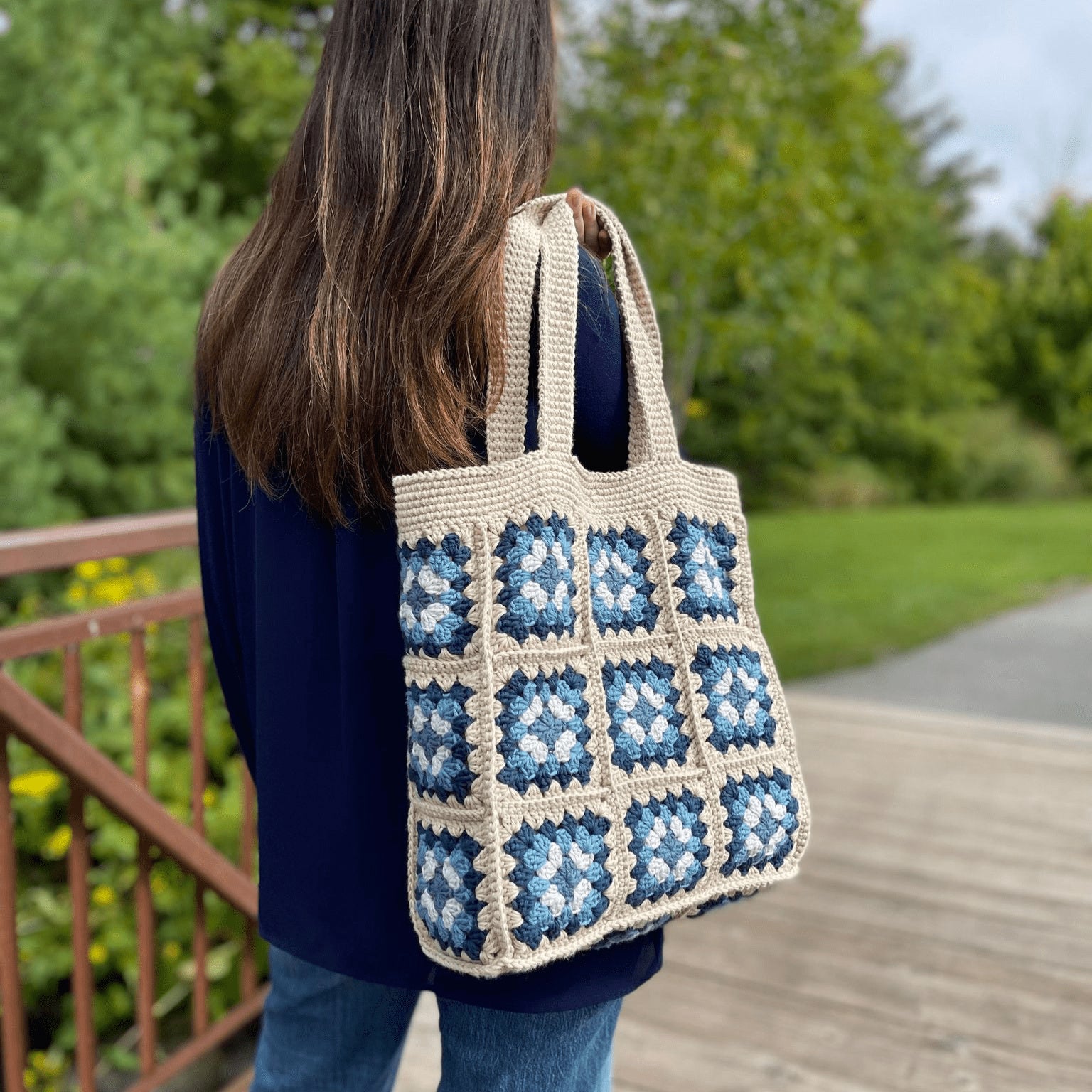 hobbii-anleitungen-stevie-tote-h-keltasche-granny-squares-one-size image 2