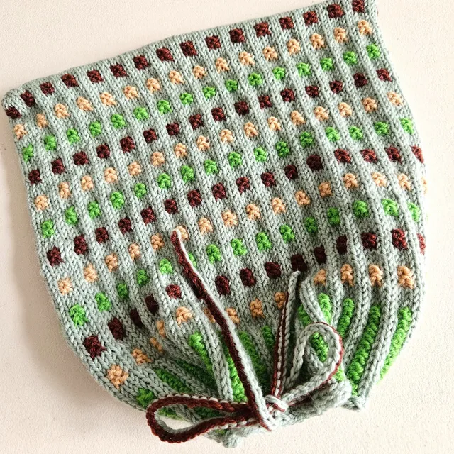 hobbii-mosaik-projektbeutel-strickanleitung-s-w-rfelmuster image 1