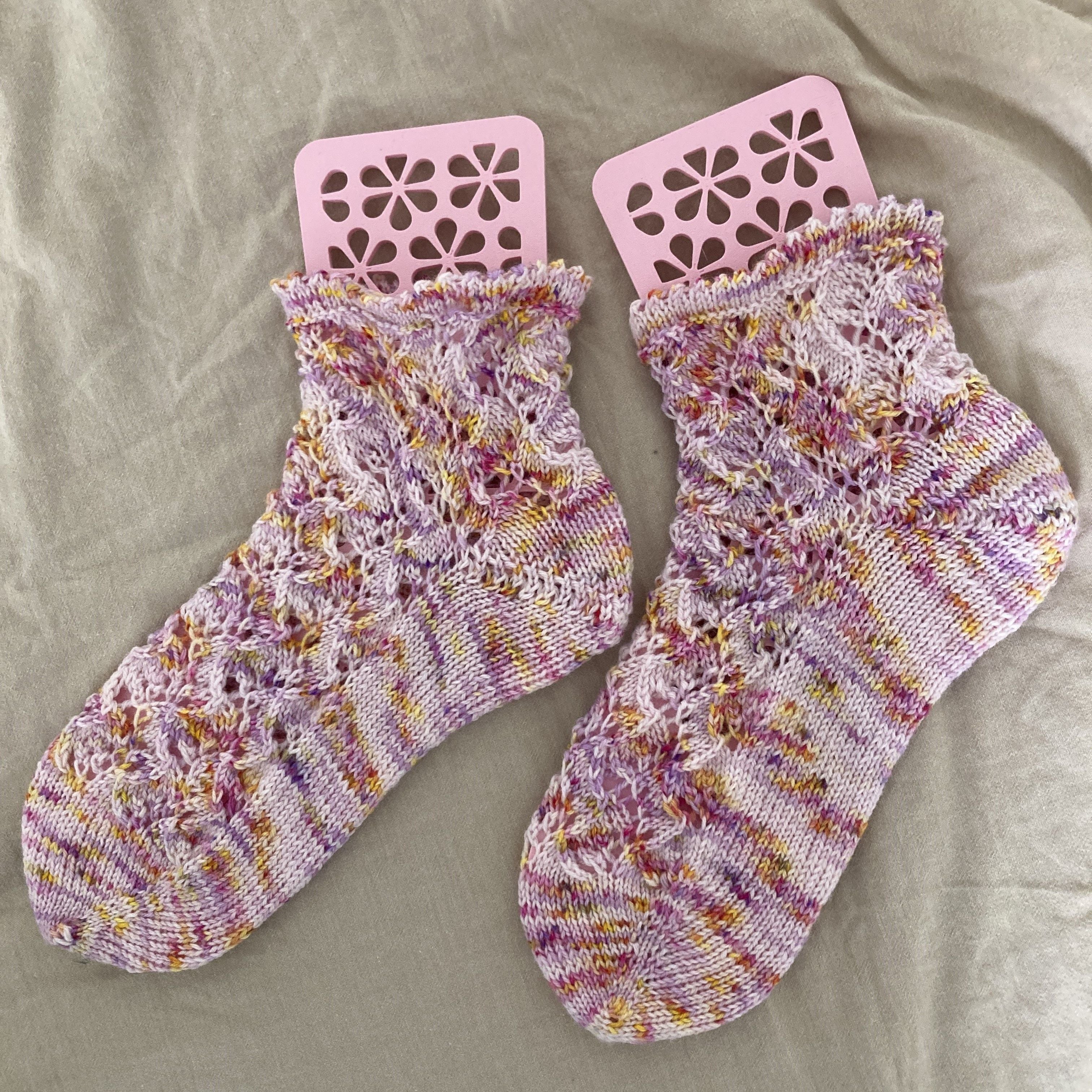 hobbii-garden-blooms-socken-strickanleitung-mit-r-sche image 3
